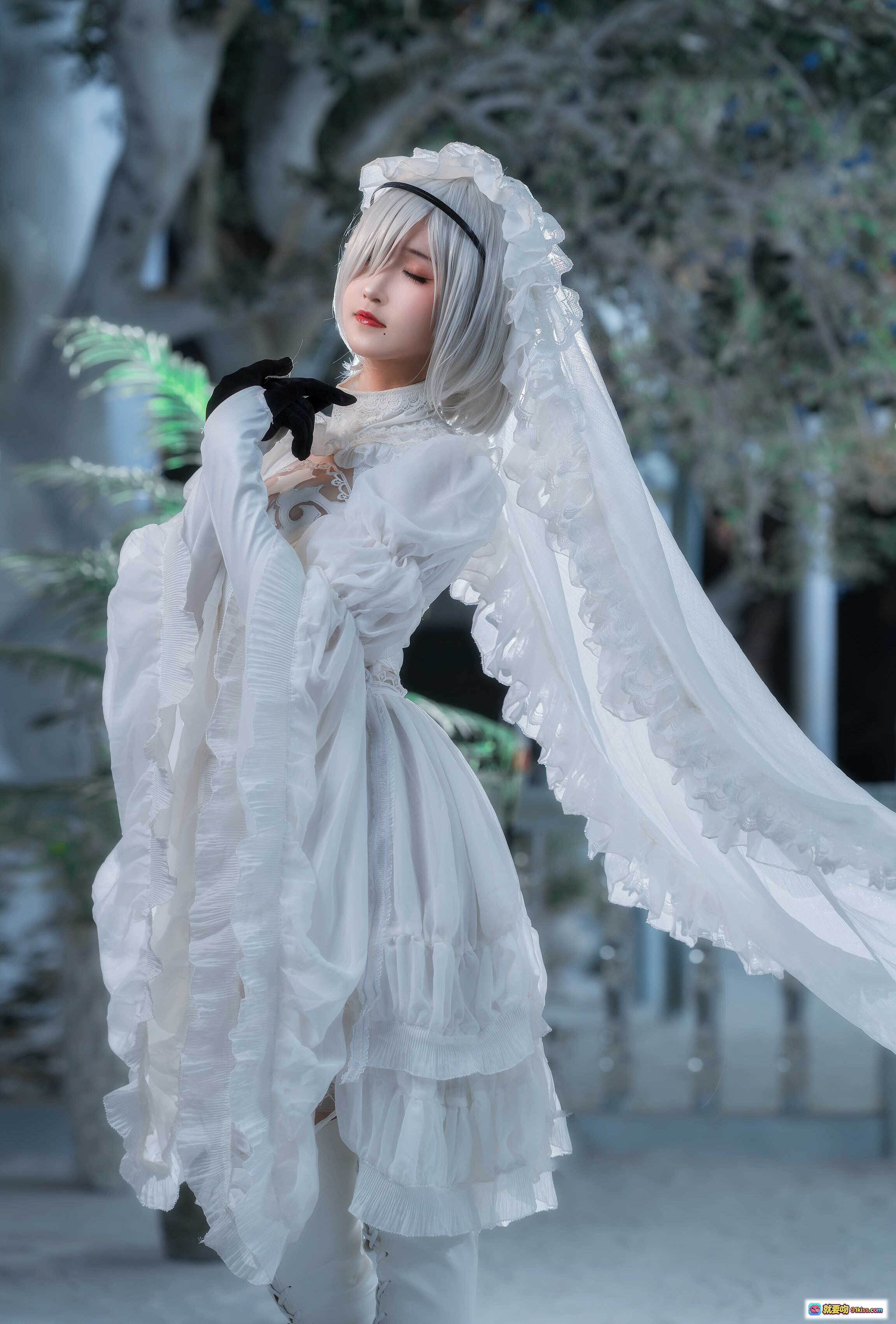 图片[9] - 三度_69 NO.046 2B典藏 Cosplay 白色婚纱战斗姿态 雪景城堡背景 精致蕾丝长靴 持剑动态美图 - 就要吻