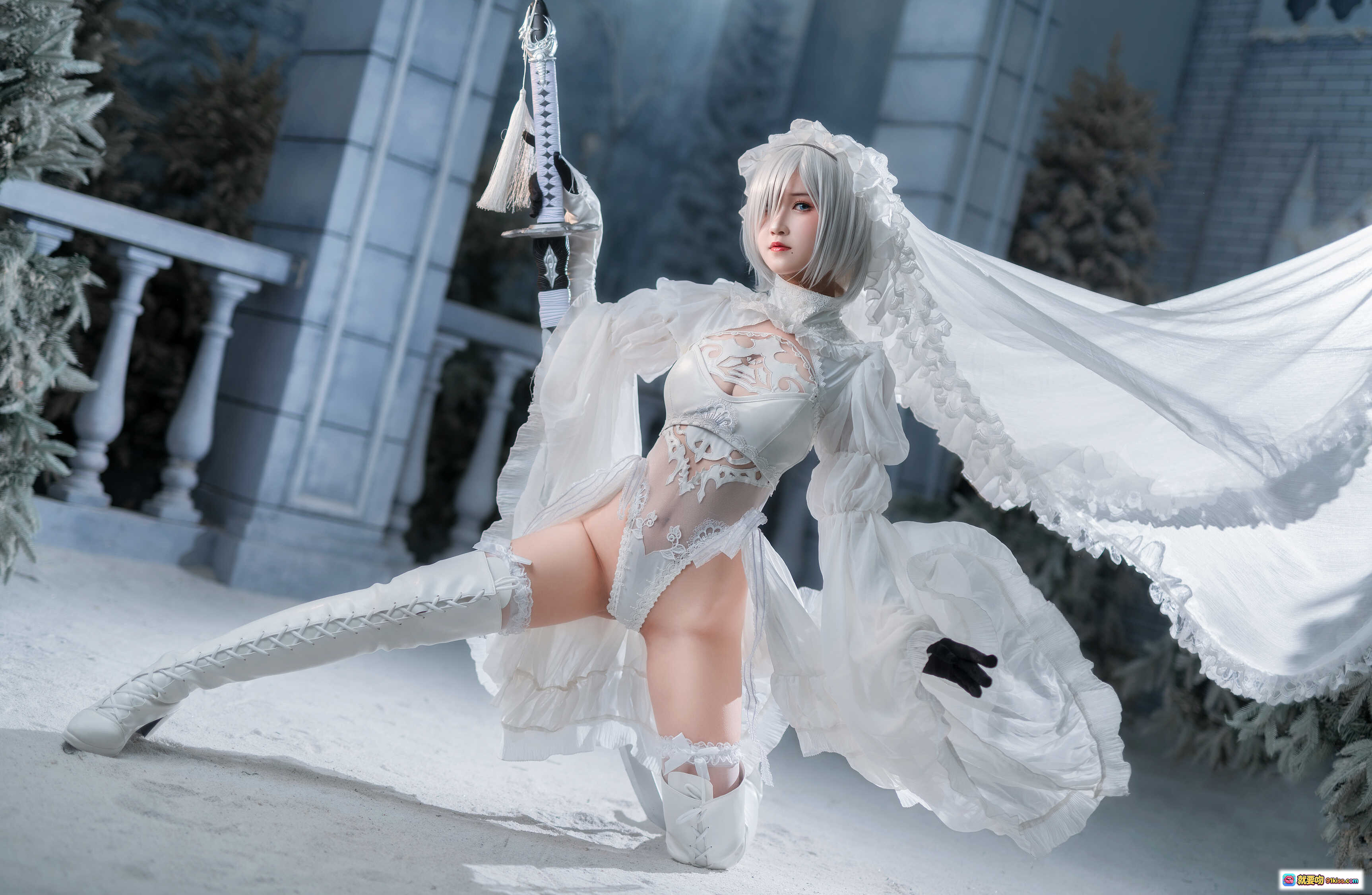 三度_69 NO.046 2B典藏 Cosplay 白色婚纱战斗姿态 雪景城堡背景 精致蕾丝长靴 持剑动态美图 - 就要吻