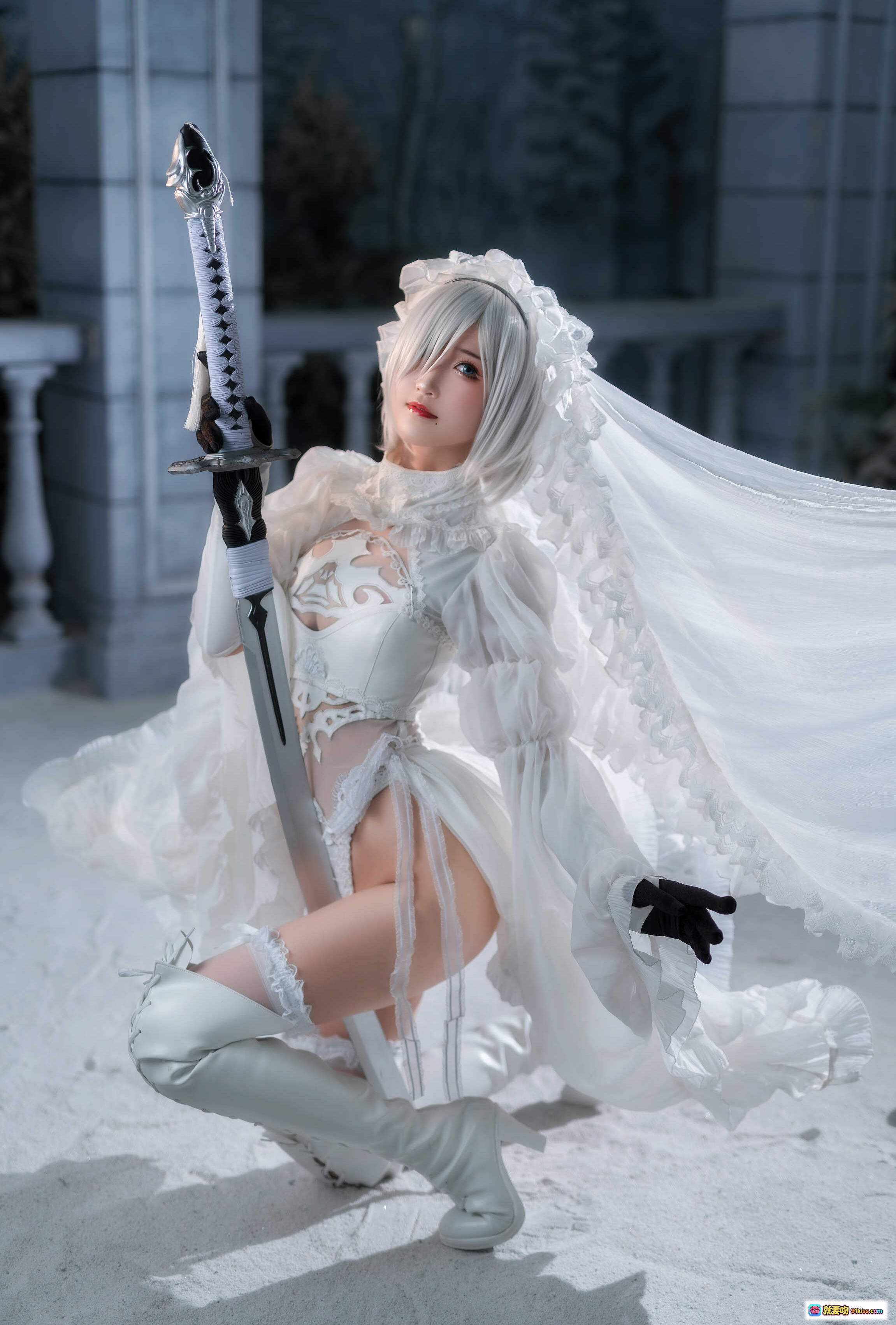 图片[4] - 三度_69 NO.046 2B典藏 Cosplay 白色婚纱战斗姿态 雪景城堡背景 精致蕾丝长靴 持剑动态美图 - 就要吻