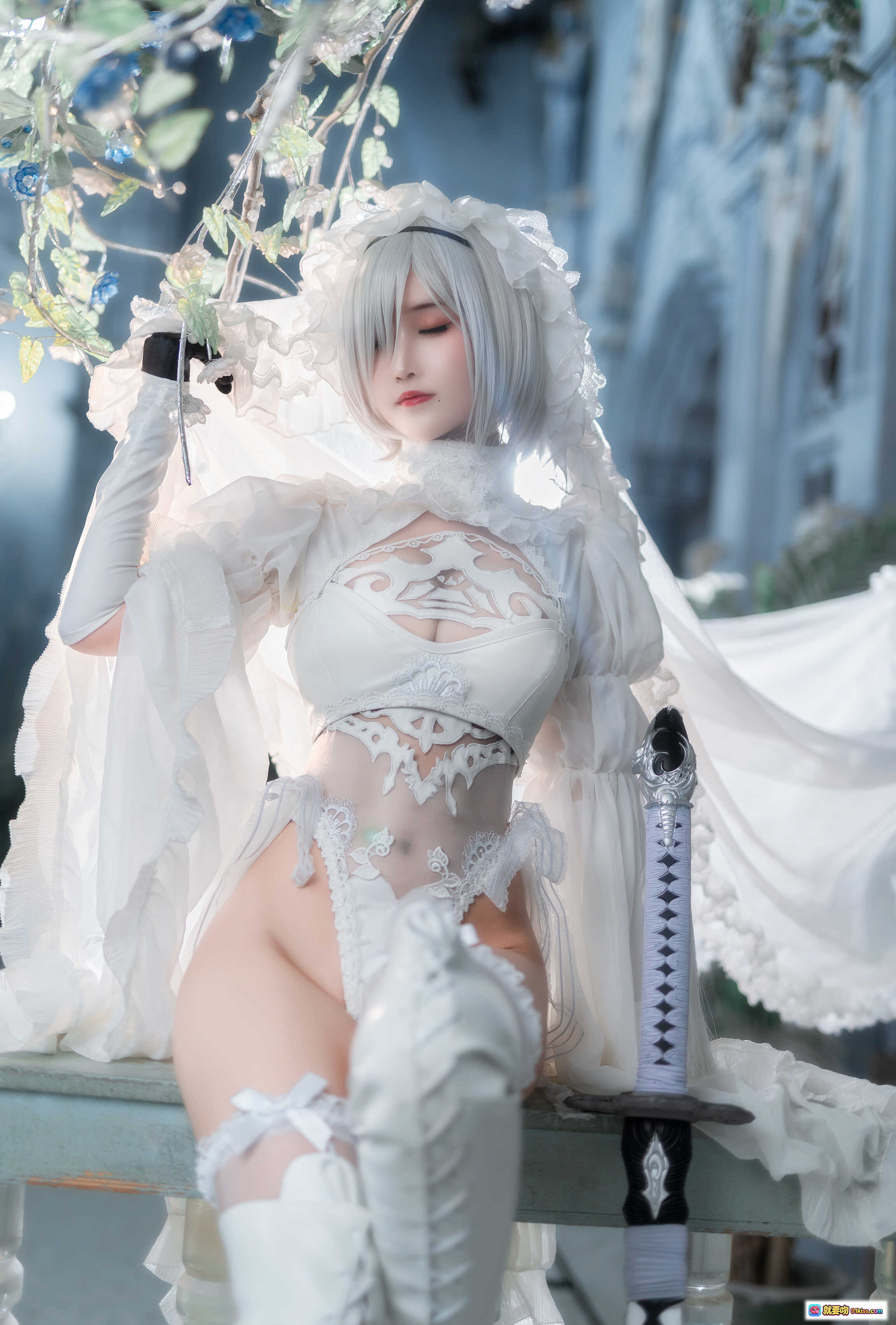 图片[10] - 三度_69 NO.046 2B典藏 Cosplay 白色婚纱战斗姿态 雪景城堡背景 精致蕾丝长靴 持剑动态美图 - 就要吻