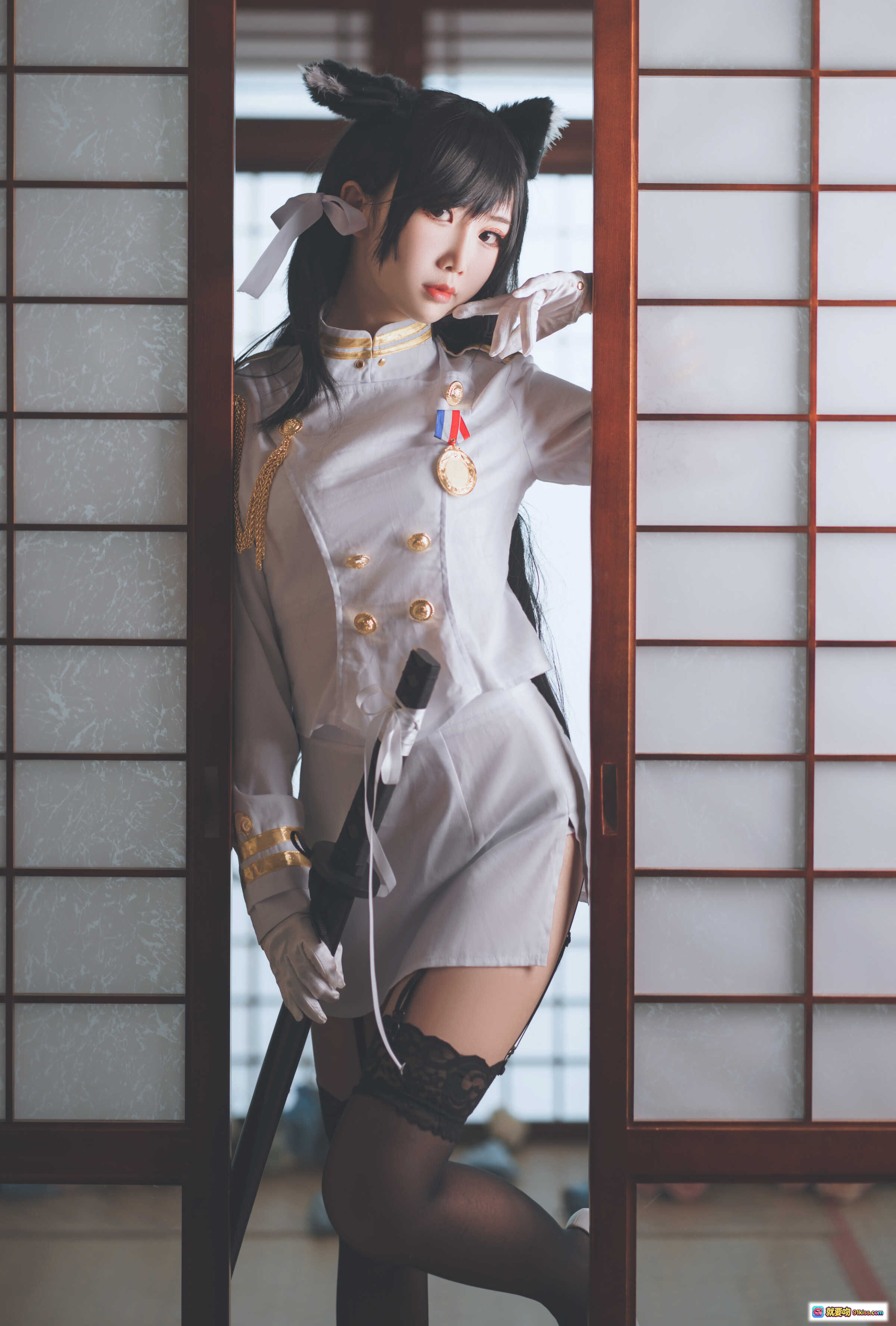 图片[2] - 面饼仙儿NO.027爱宕原皮Cosplay写真 | 白色军装+猫耳+黑丝蕾丝袜+高跟鞋 | 日式拉门背景优雅摆拍 - 就要吻