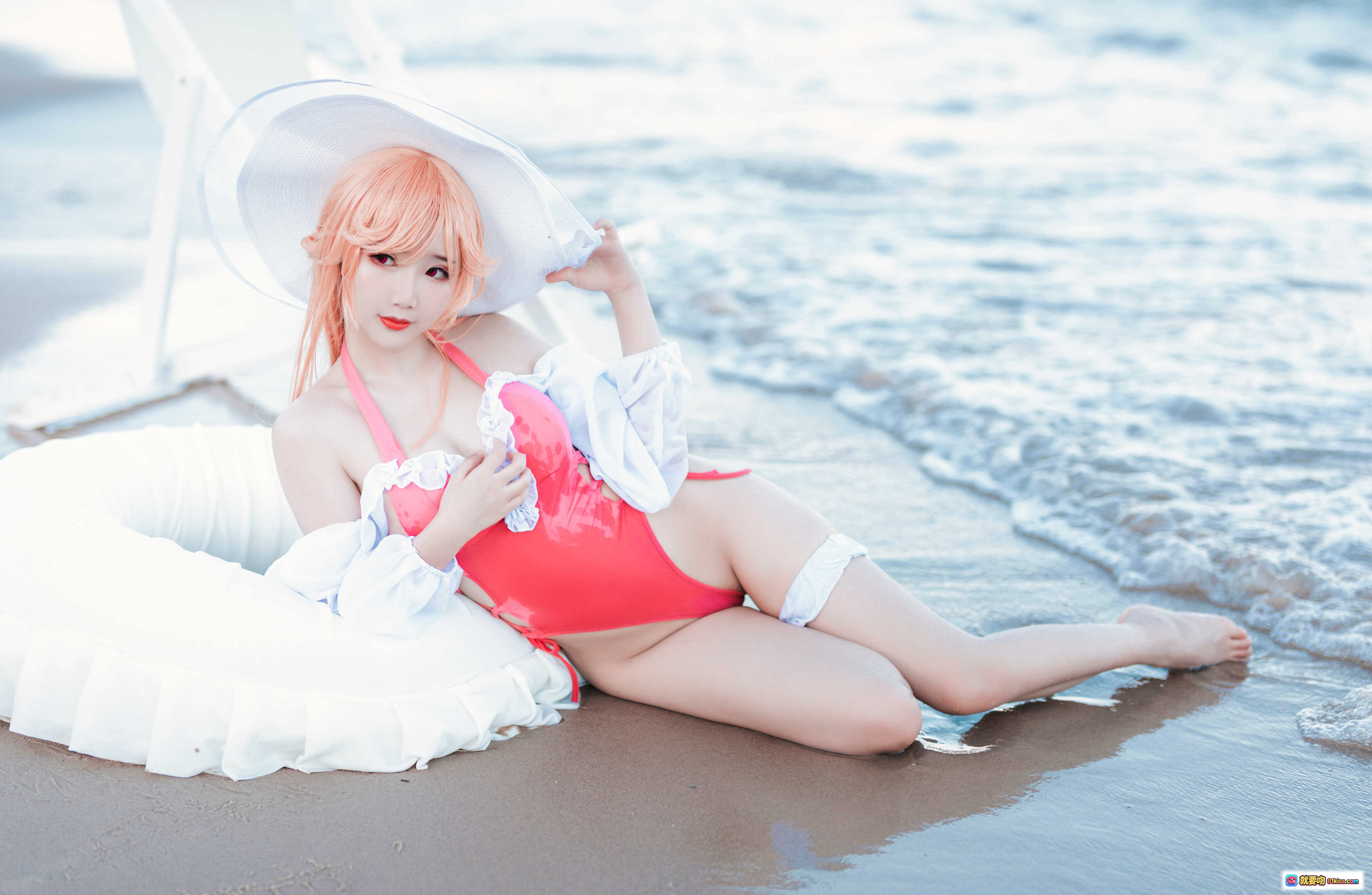 图片[8] - 面饼仙儿NO.084黎塞留海滩写真｜粉色泳衣+白色宽檐帽+条纹遮阳伞+沙滩躺椅+蕾丝边饰+高跟凉鞋+海边度假风 - 就要吻