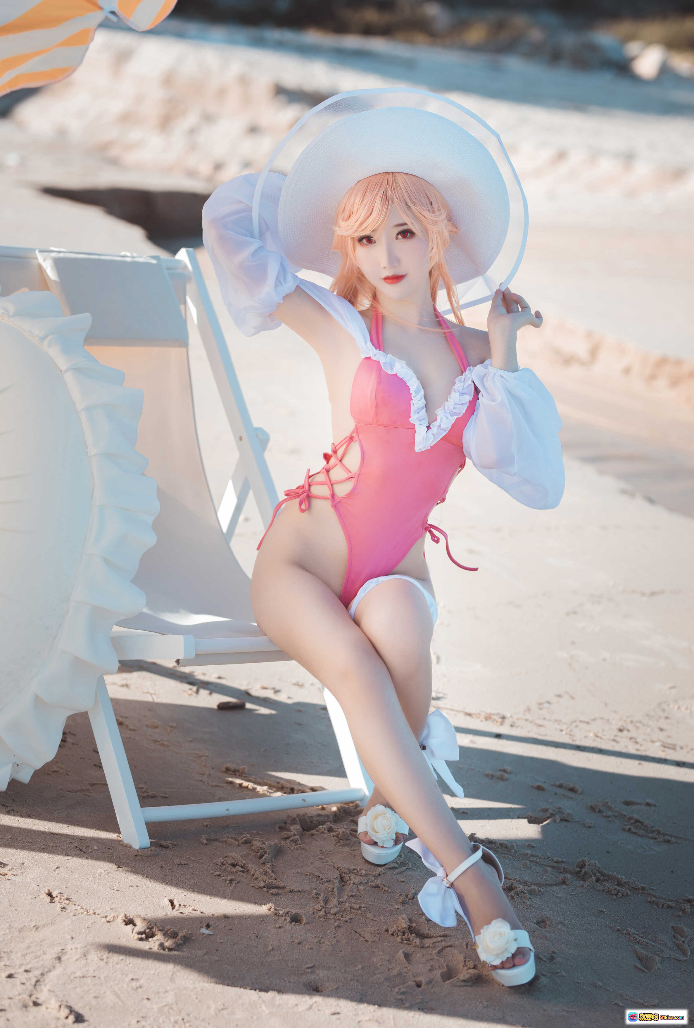 图片[4] - 面饼仙儿NO.084黎塞留海滩写真｜粉色泳衣+白色宽檐帽+条纹遮阳伞+沙滩躺椅+蕾丝边饰+高跟凉鞋+海边度假风 - 就要吻