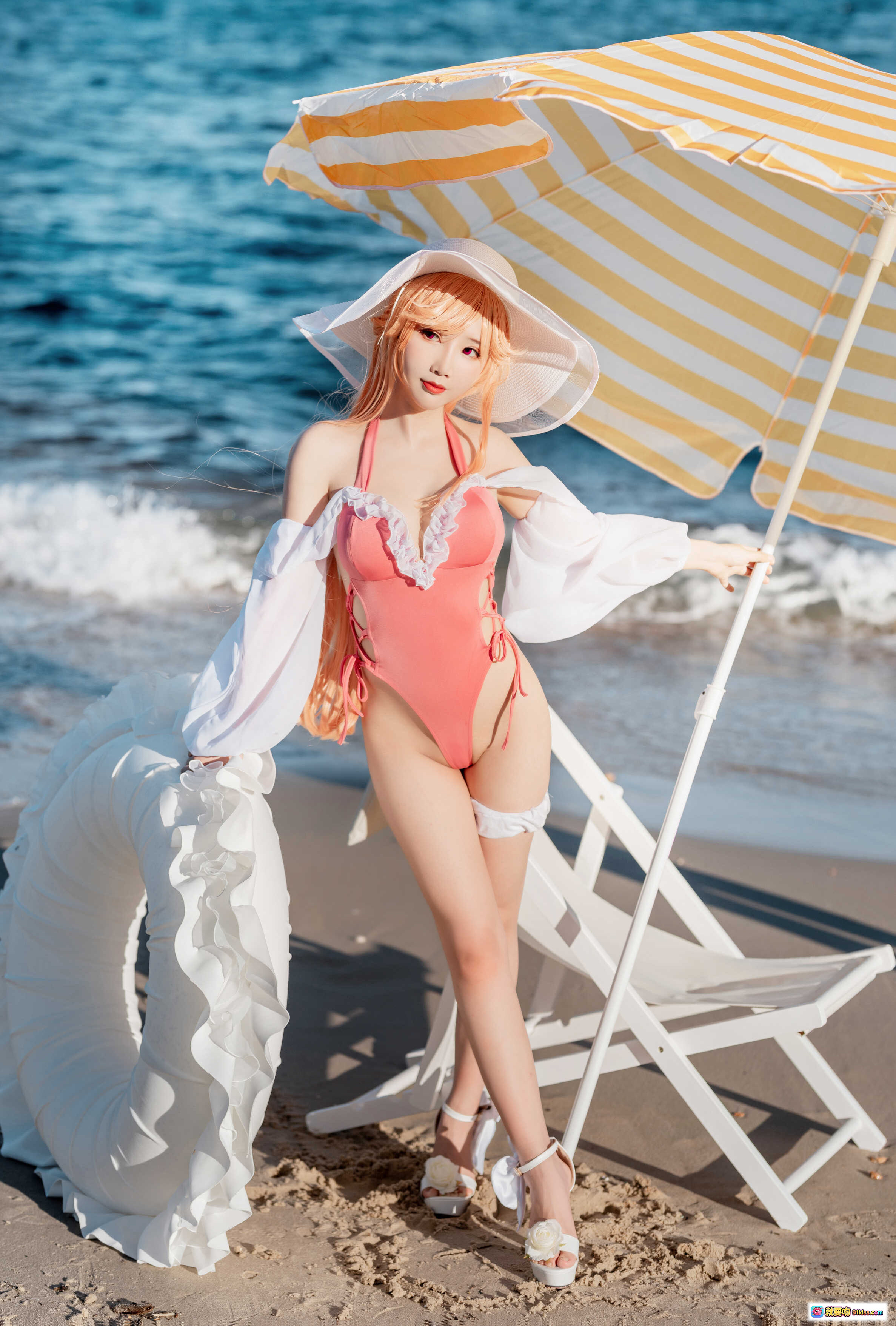 面饼仙儿NO.084黎塞留海滩写真｜粉色泳衣+白色宽檐帽+条纹遮阳伞+沙滩躺椅+蕾丝边饰+高跟凉鞋+海边度假风 - 就要吻