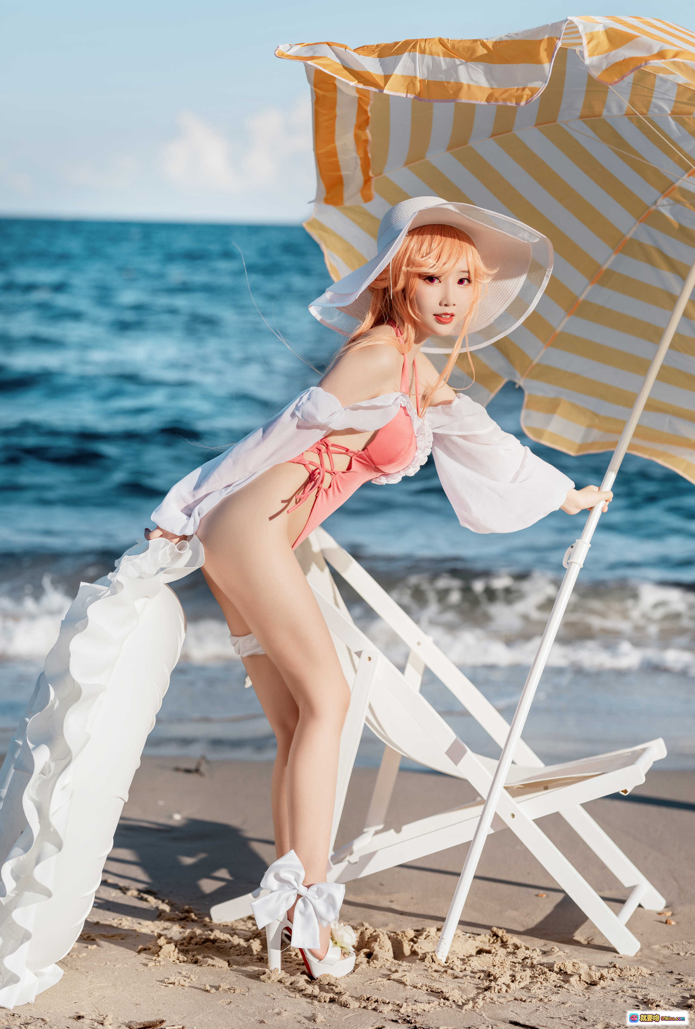 图片[9] - 面饼仙儿NO.084黎塞留海滩写真｜粉色泳衣+白色宽檐帽+条纹遮阳伞+沙滩躺椅+蕾丝边饰+高跟凉鞋+海边度假风 - 就要吻