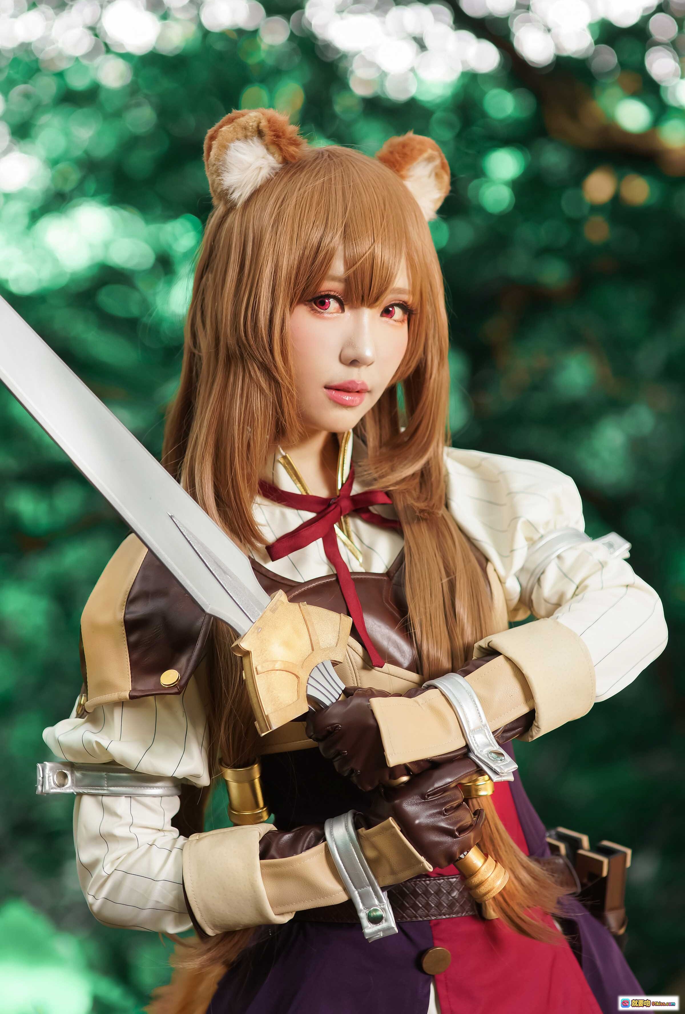 图片[2] - ElyEE子NO.052狐狸耳少女Cosplay持剑森林写真｜可爱兽耳+蓬松尾巴+紫色短裙+户外自然光人像 - 就要吻