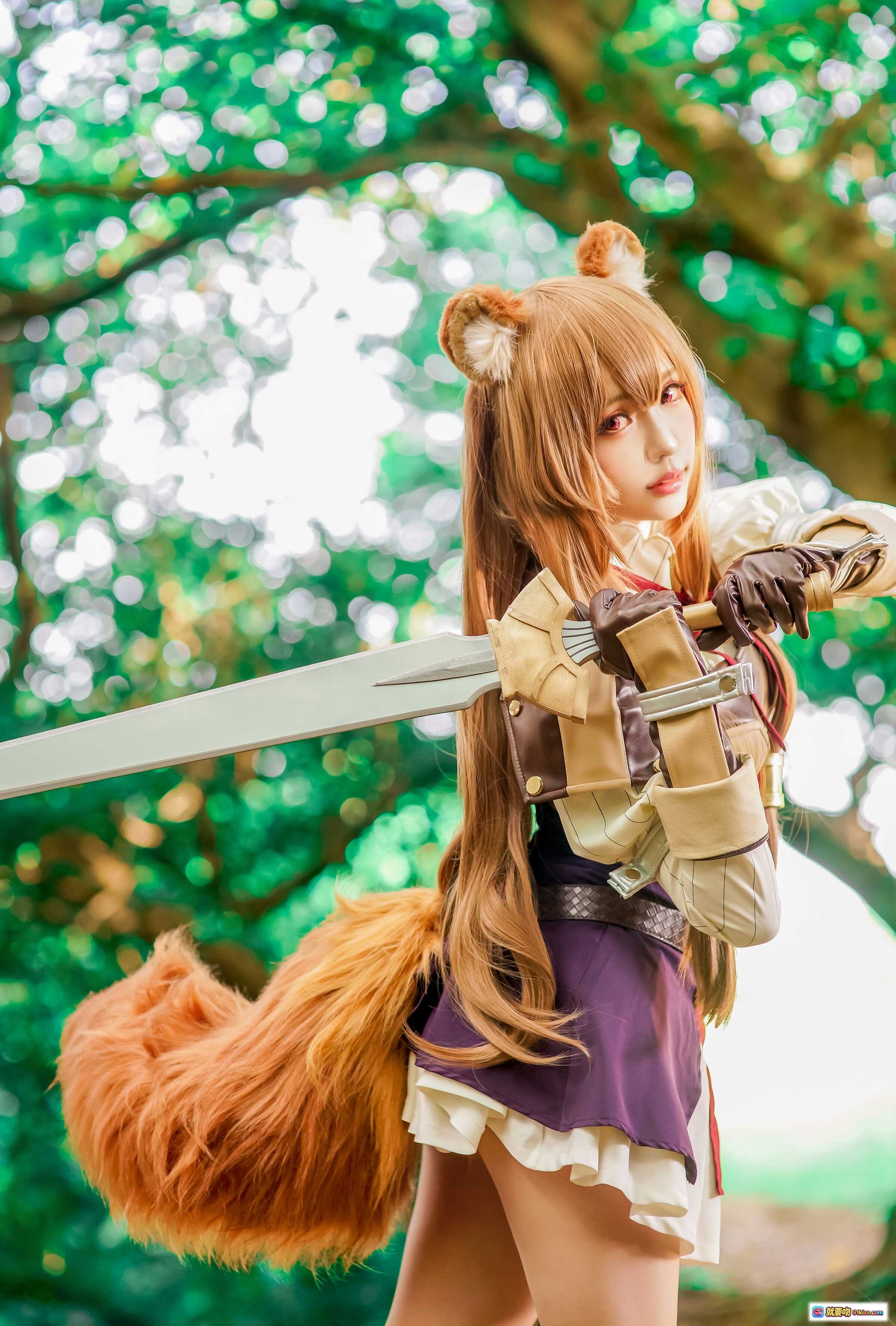 ElyEE子NO.052狐狸耳少女Cosplay持剑森林写真｜可爱兽耳+蓬松尾巴+紫色短裙+户外自然光人像 - 就要吻