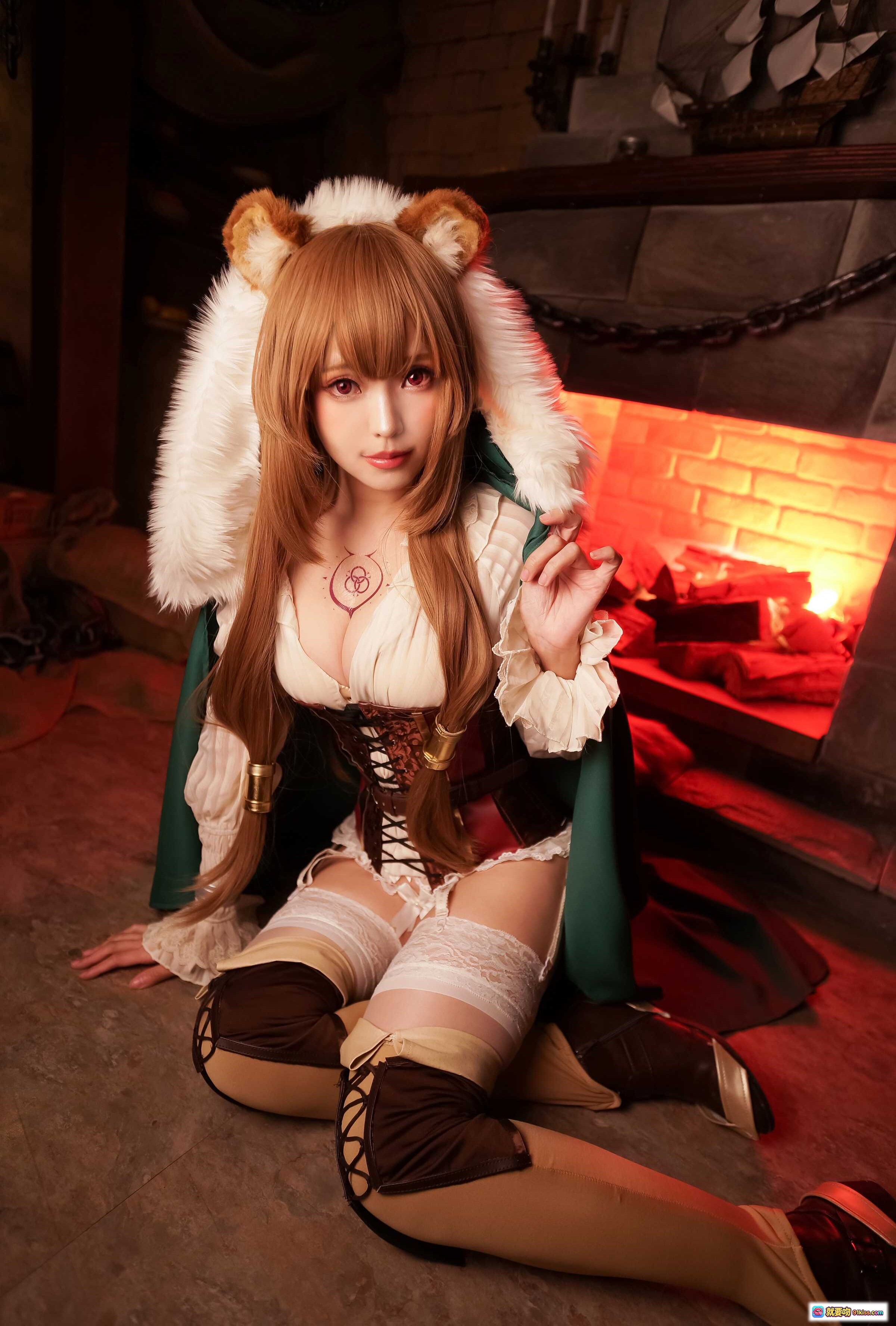 ElyEE子 NO.054 狐耳女仆装Cosplay 火炉旁性感跪姿 甜美萝莉风 白色蕾丝吊带袜 棕色长发写真 - 就要吻