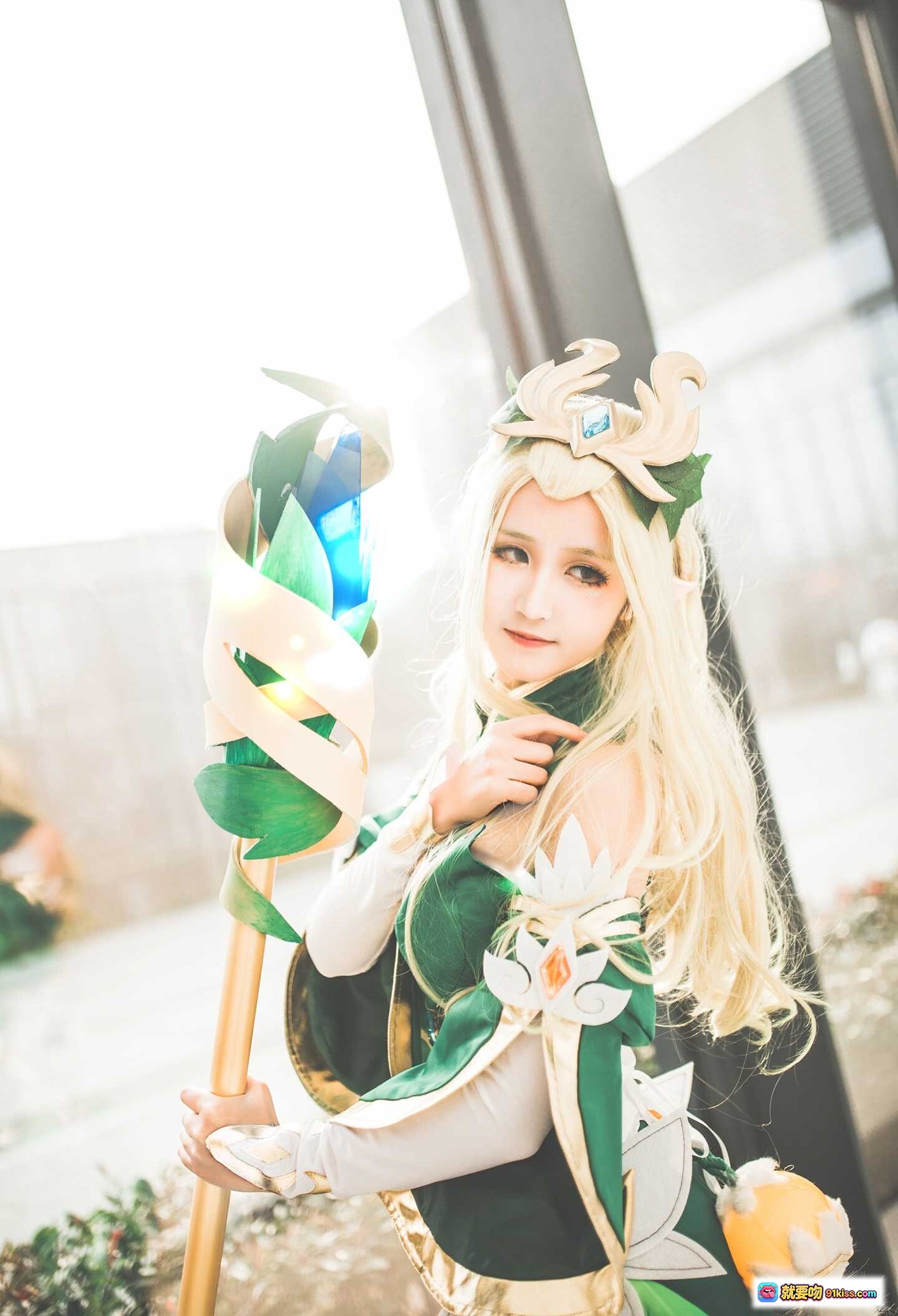 图片[3] - 精灵少女Cosplay王昭君 绿金华丽服饰 手持法杖 窗边逆光写真 二次元动漫角色扮演 精致妆容假发 优雅姿态室内拍摄 - 就要吻