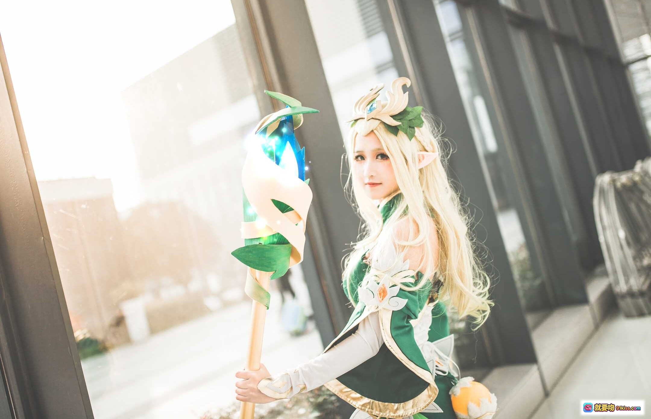图片[7] - 精灵少女Cosplay王昭君 绿金华丽服饰 手持法杖 窗边逆光写真 二次元动漫角色扮演 精致妆容假发 优雅姿态室内拍摄 - 就要吻