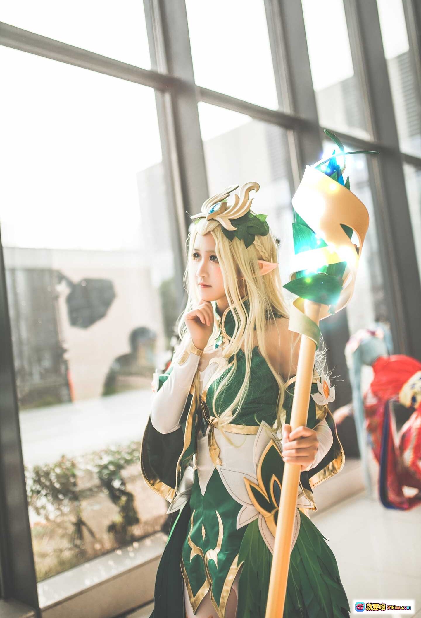 图片[2] - 精灵少女Cosplay王昭君 绿金华丽服饰 手持法杖 窗边逆光写真 二次元动漫角色扮演 精致妆容假发 优雅姿态室内拍摄 - 就要吻
