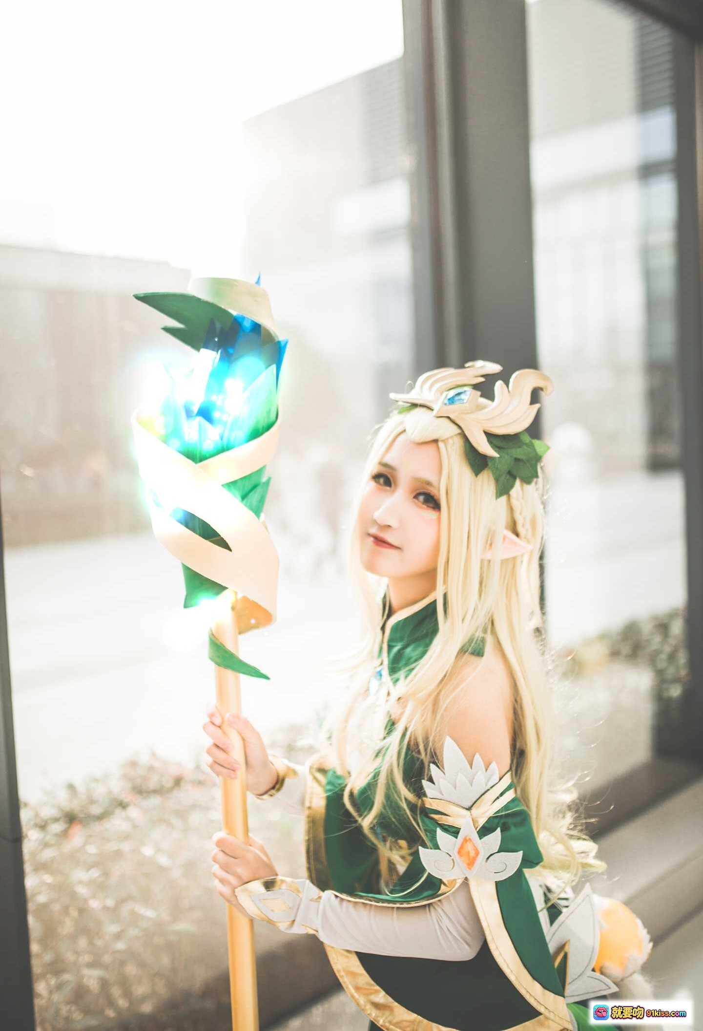 图片[5] - 精灵少女Cosplay王昭君 绿金华丽服饰 手持法杖 窗边逆光写真 二次元动漫角色扮演 精致妆容假发 优雅姿态室内拍摄 - 就要吻