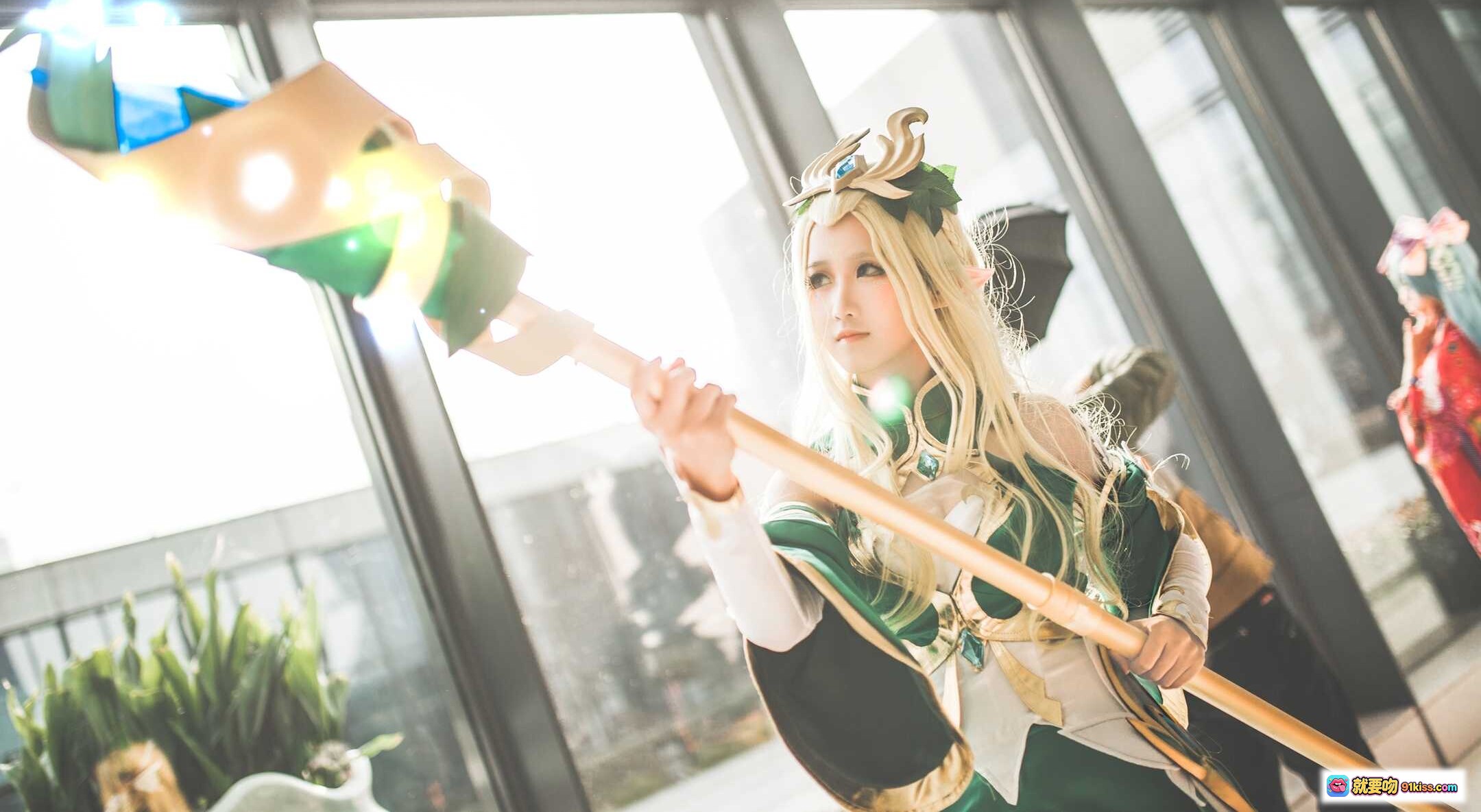 图片[4] - 精灵少女Cosplay王昭君 绿金华丽服饰 手持法杖 窗边逆光写真 二次元动漫角色扮演 精致妆容假发 优雅姿态室内拍摄 - 就要吻