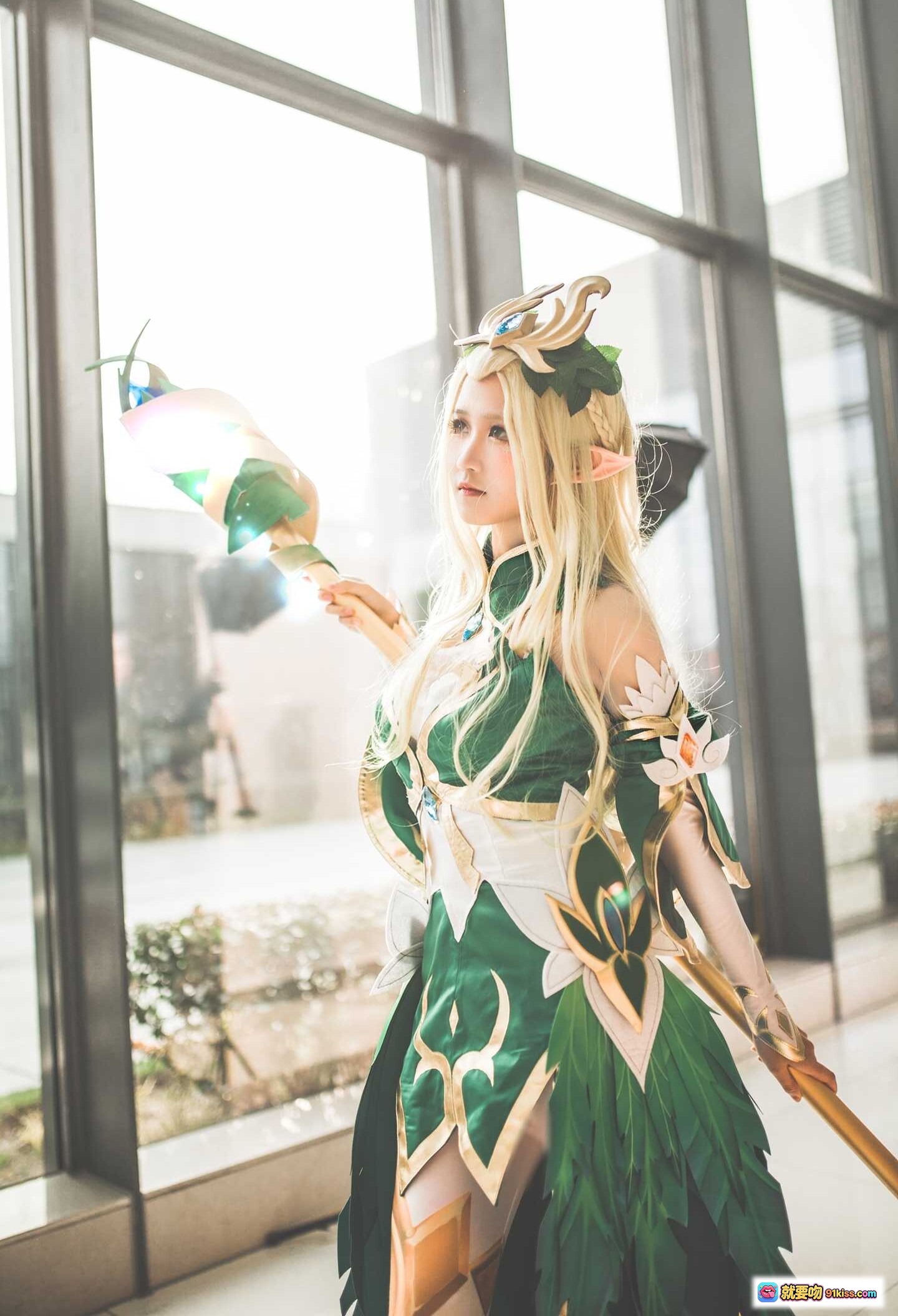 图片[6] - 精灵少女Cosplay王昭君 绿金华丽服饰 手持法杖 窗边逆光写真 二次元动漫角色扮演 精致妆容假发 优雅姿态室内拍摄 - 就要吻