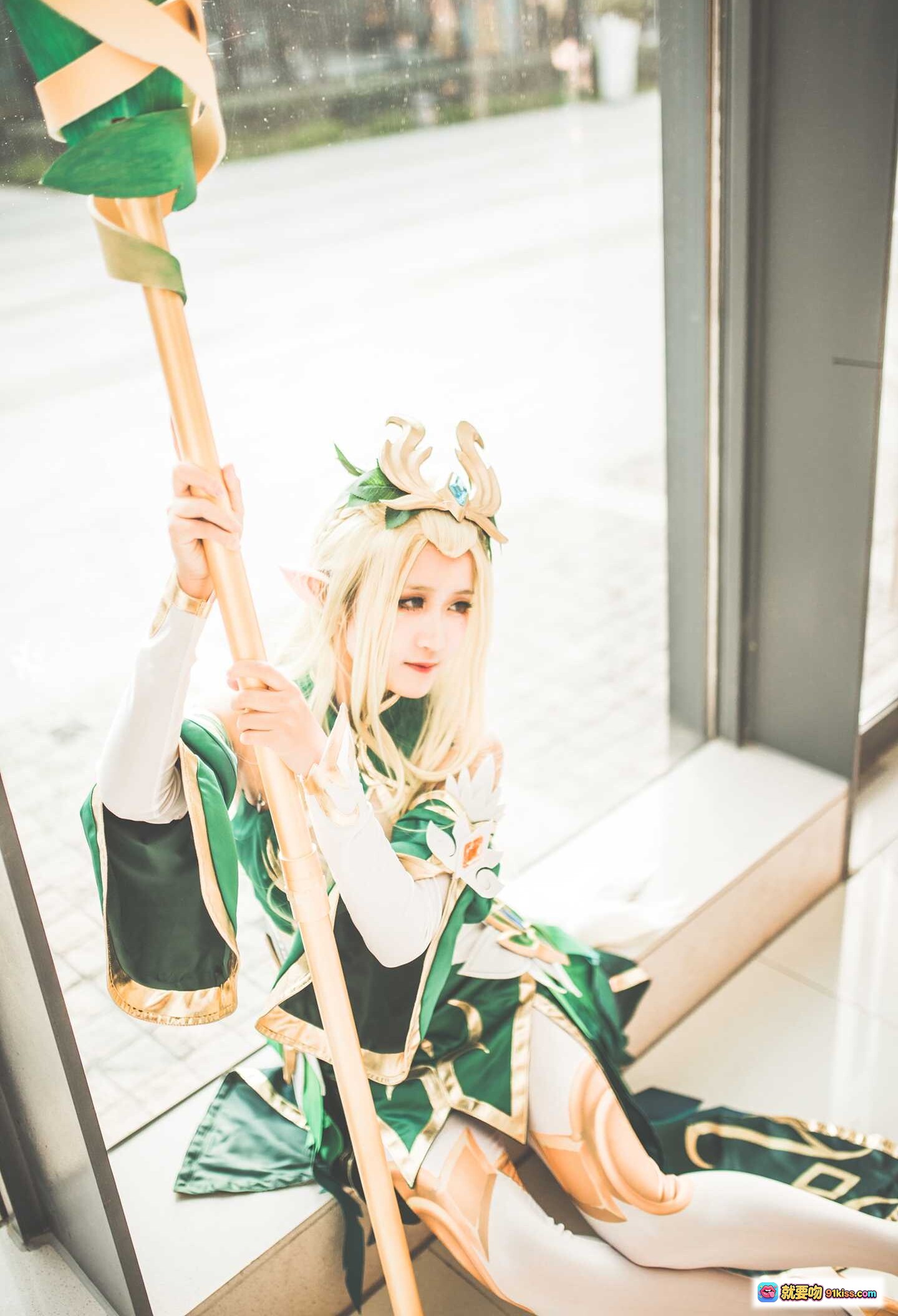 图片[8] - 精灵少女Cosplay王昭君 绿金华丽服饰 手持法杖 窗边逆光写真 二次元动漫角色扮演 精致妆容假发 优雅姿态室内拍摄 - 就要吻