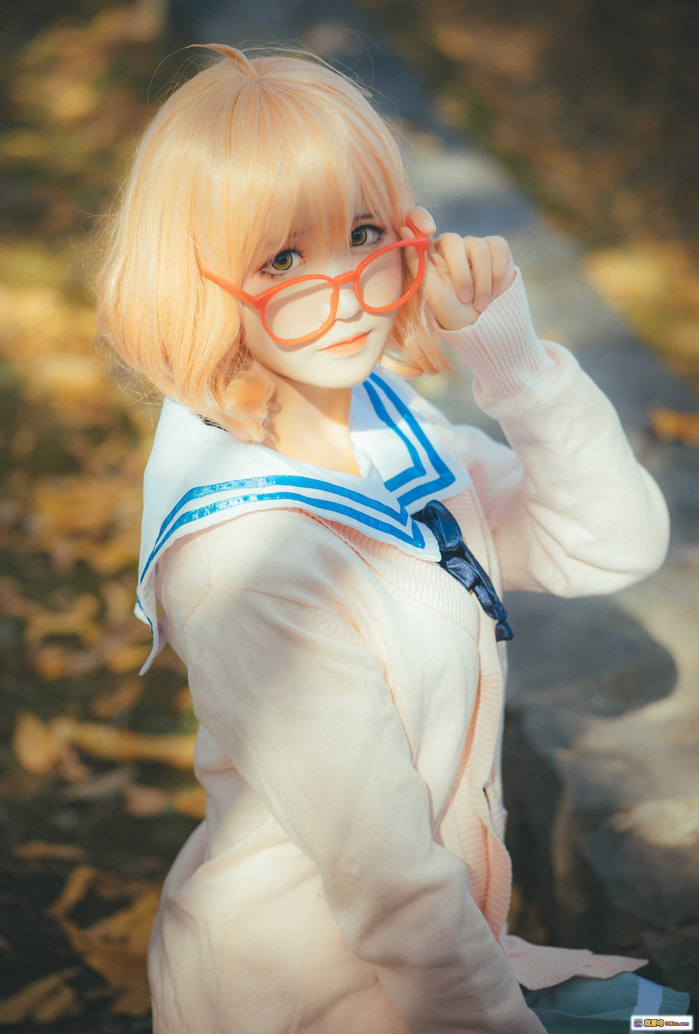 图片[3] - 三度_69 NO.026 境界的彼方 Cosplay 粉色毛衣 蓝色水手服 红框眼镜 秋日落叶背景 坐姿写真 9P高清图集 - 就要吻