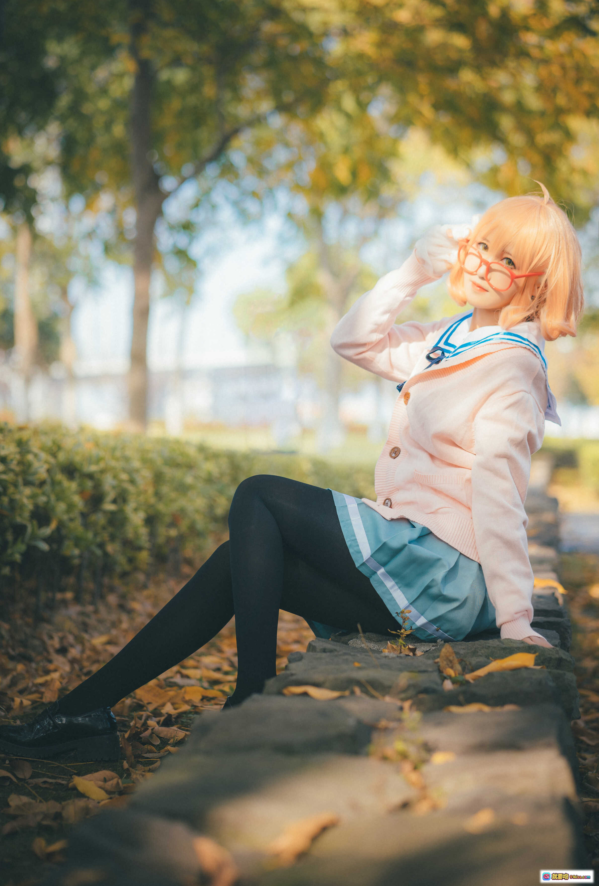 图片[5] - 三度_69 NO.026 境界的彼方 Cosplay 粉色毛衣 蓝色水手服 红框眼镜 秋日落叶背景 坐姿写真 9P高清图集 - 就要吻