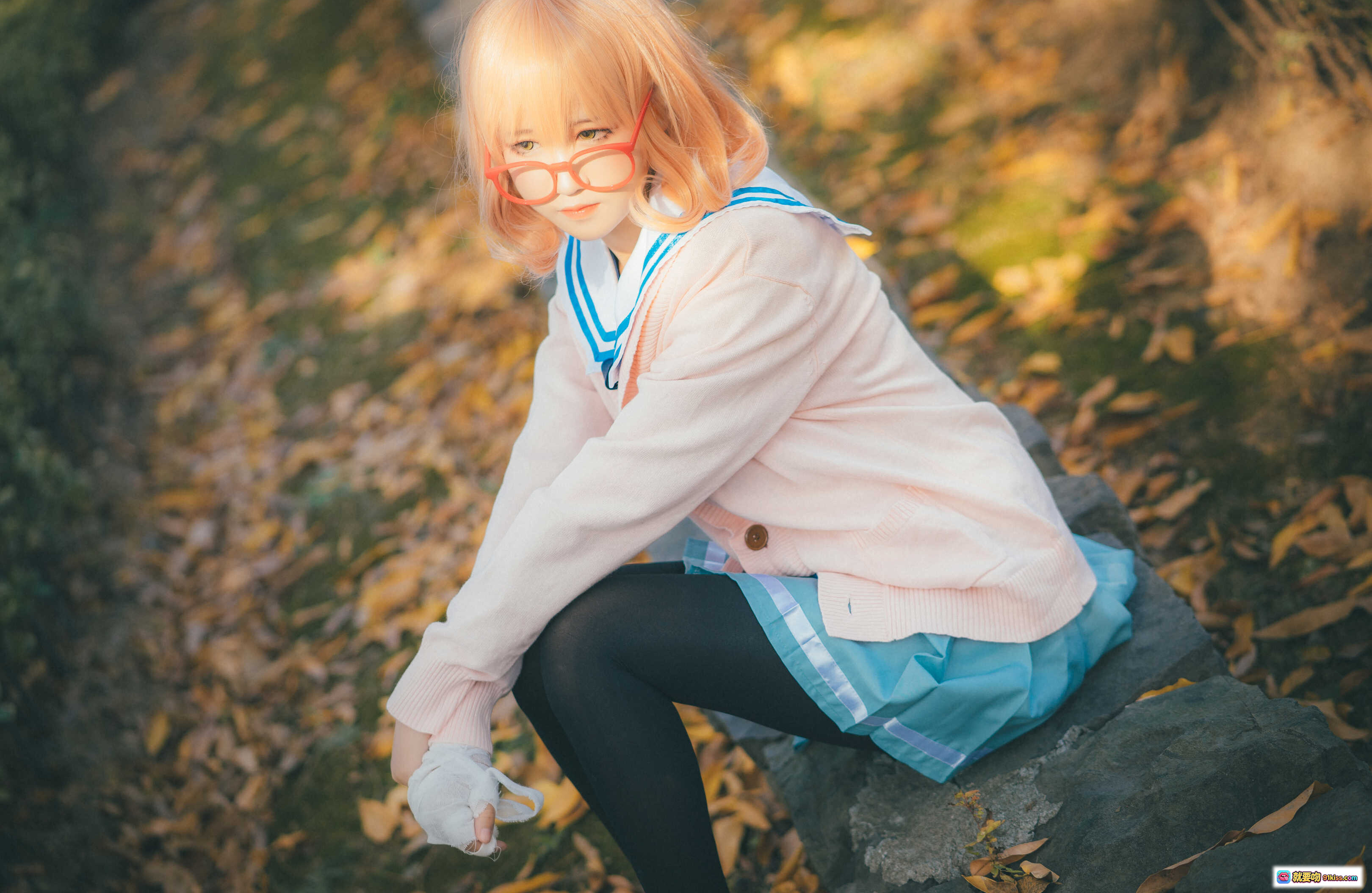 三度_69 NO.026 境界的彼方 Cosplay 粉色毛衣 蓝色水手服 红框眼镜 秋日落叶背景 坐姿写真 9P高清图集 - 就要吻