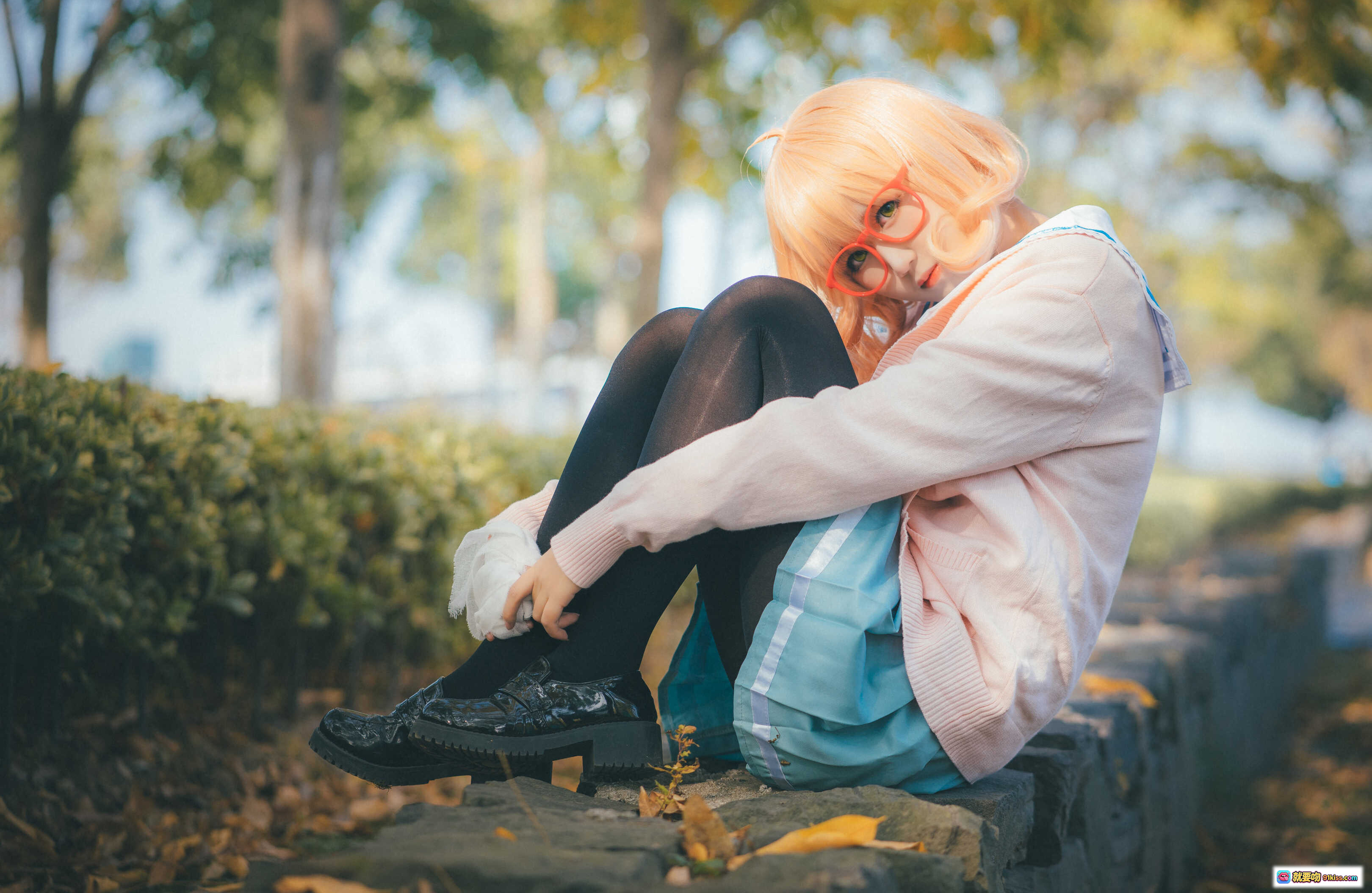 图片[6] - 三度_69 NO.026 境界的彼方 Cosplay 粉色毛衣 蓝色水手服 红框眼镜 秋日落叶背景 坐姿写真 9P高清图集 - 就要吻