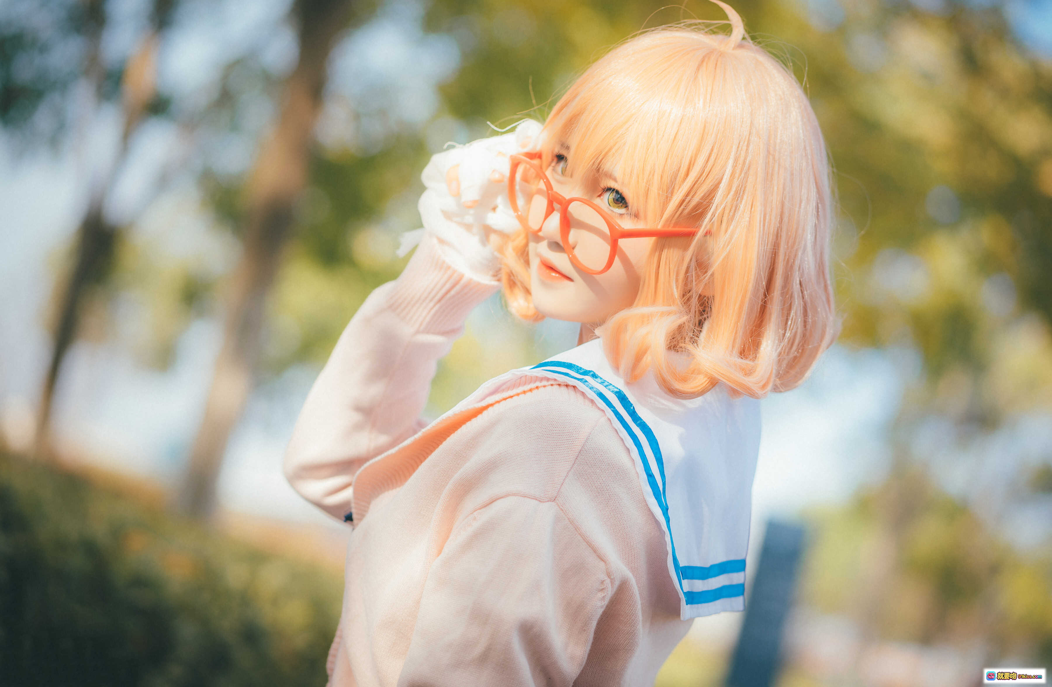 图片[9] - 三度_69 NO.026 境界的彼方 Cosplay 粉色毛衣 蓝色水手服 红框眼镜 秋日落叶背景 坐姿写真 9P高清图集 - 就要吻