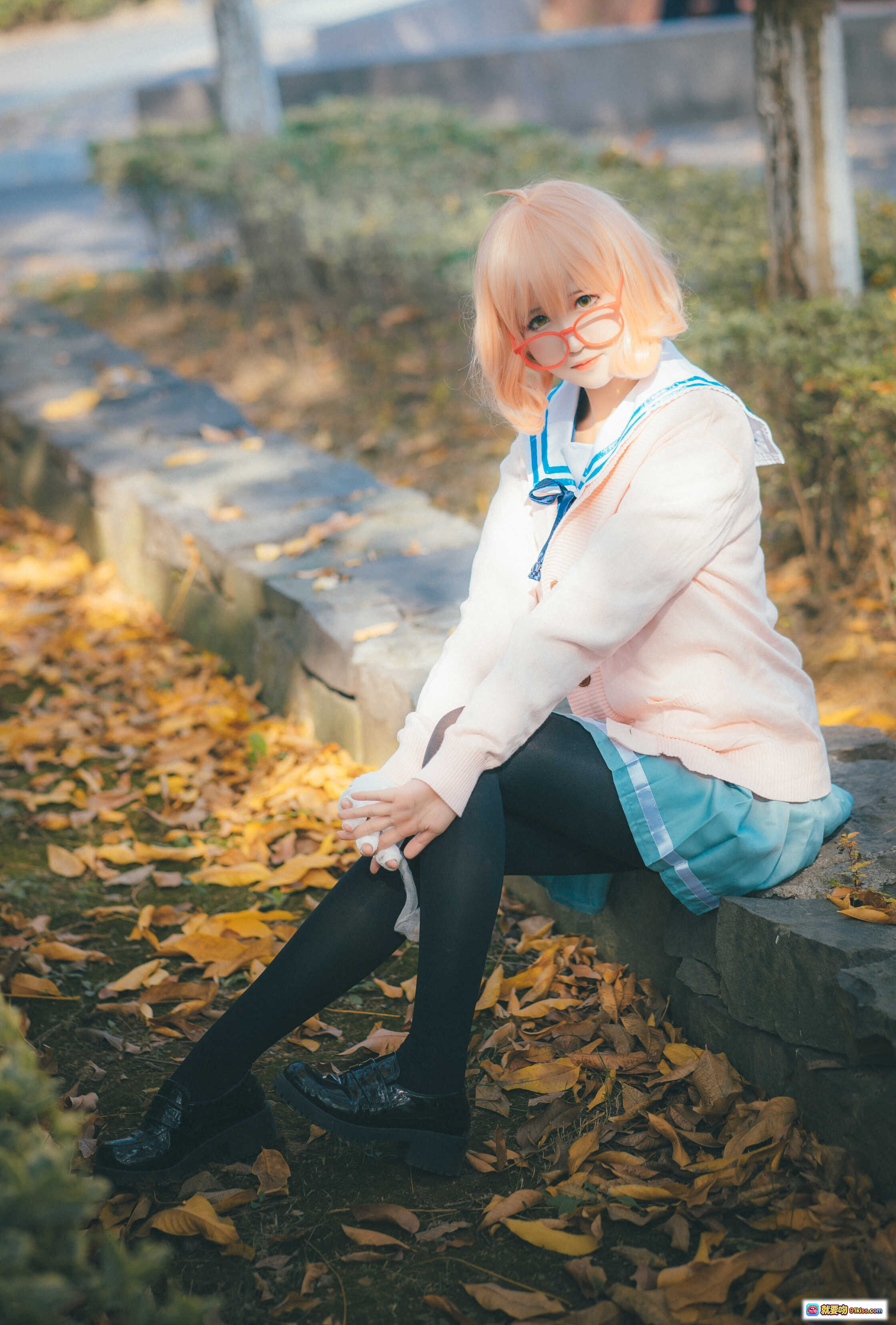 图片[7] - 三度_69 NO.026 境界的彼方 Cosplay 粉色毛衣 蓝色水手服 红框眼镜 秋日落叶背景 坐姿写真 9P高清图集 - 就要吻