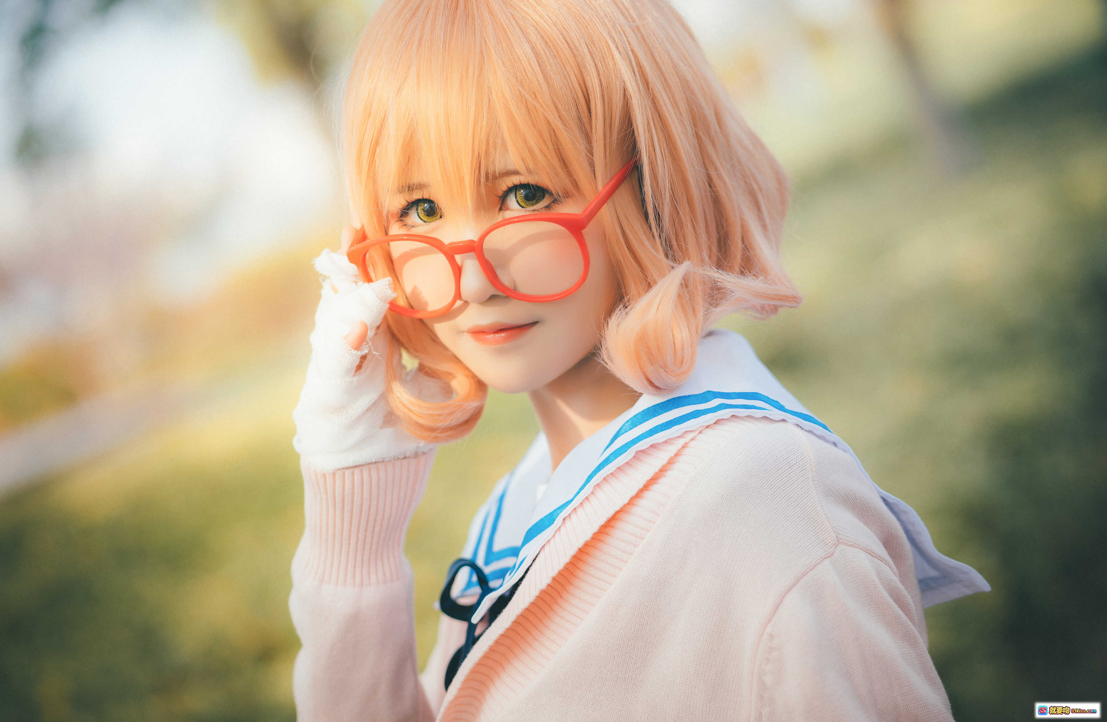 图片[8] - 三度_69 NO.026 境界的彼方 Cosplay 粉色毛衣 蓝色水手服 红框眼镜 秋日落叶背景 坐姿写真 9P高清图集 - 就要吻