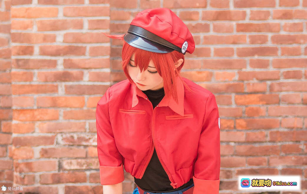图片[4] - 工作细胞红血球cosplay Kitaro绮太郎NO.016 红发红帽蓝短裤工业风砖墙背景高还原度角色扮演写真 - 就要吻
