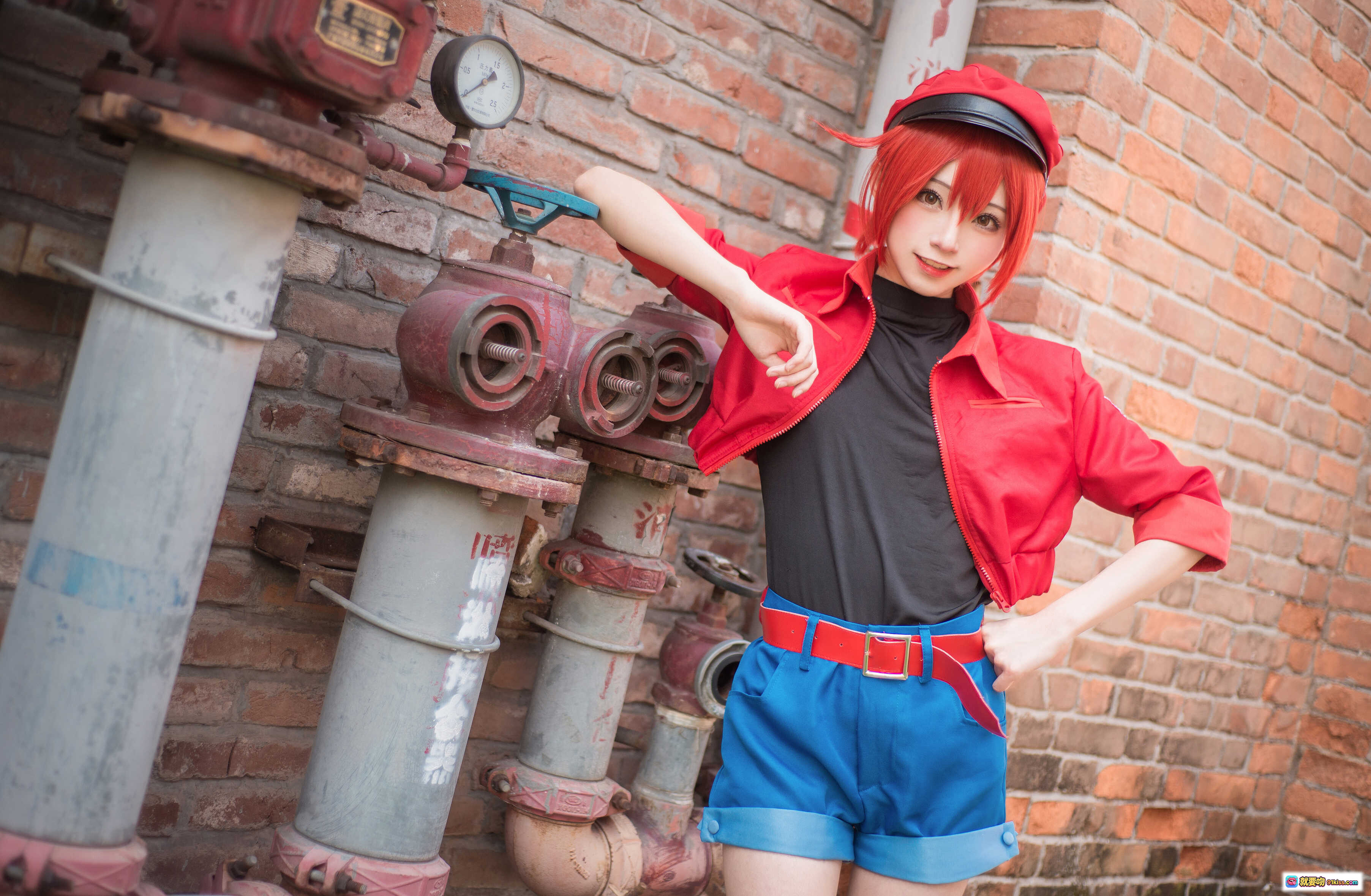 工作细胞红血球cosplay Kitaro绮太郎NO.016 红发红帽蓝短裤工业风砖墙背景高还原度角色扮演写真 - 就要吻