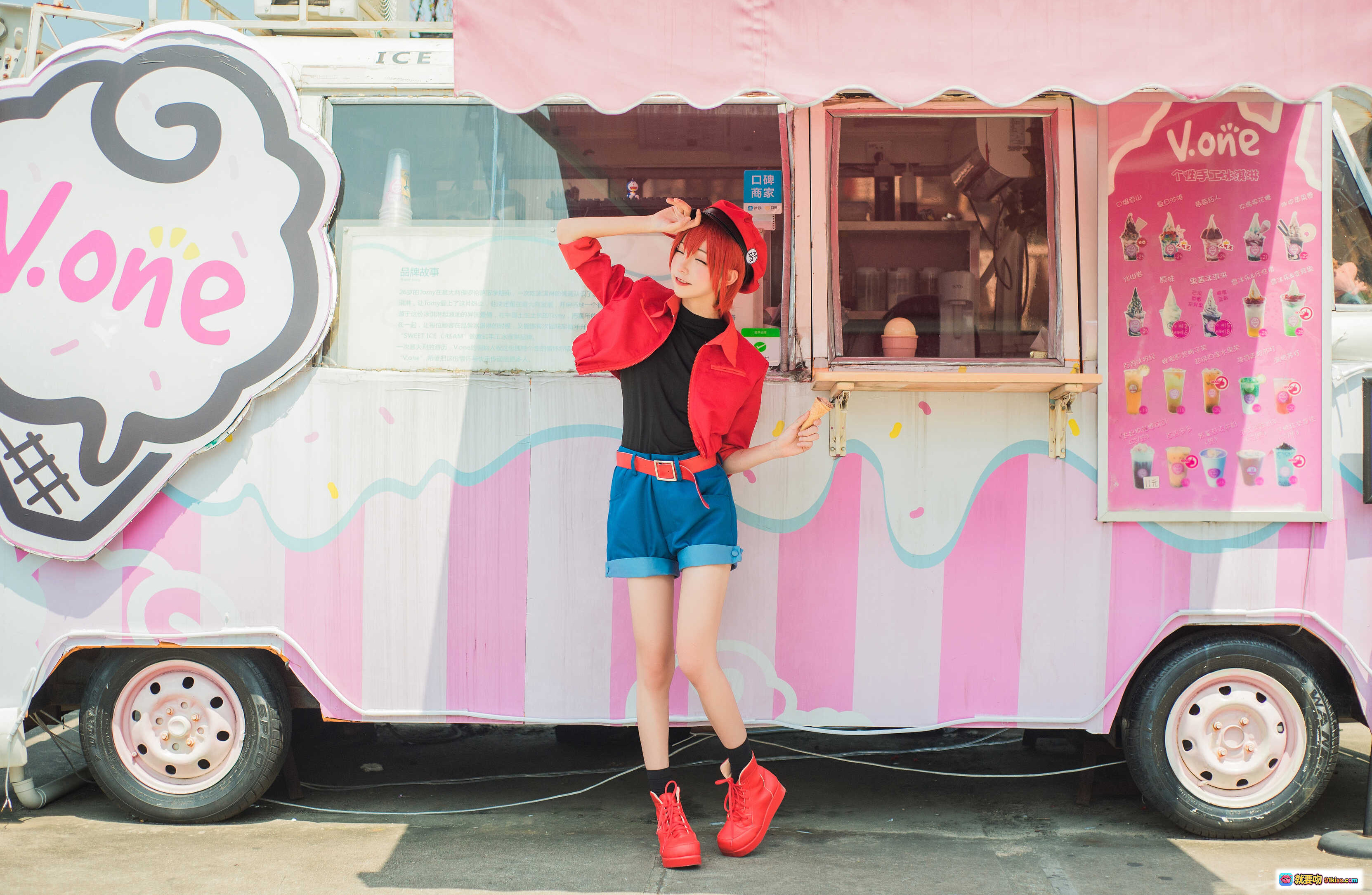 图片[9] - 工作细胞红血球cosplay Kitaro绮太郎NO.016 红发红帽蓝短裤工业风砖墙背景高还原度角色扮演写真 - 就要吻