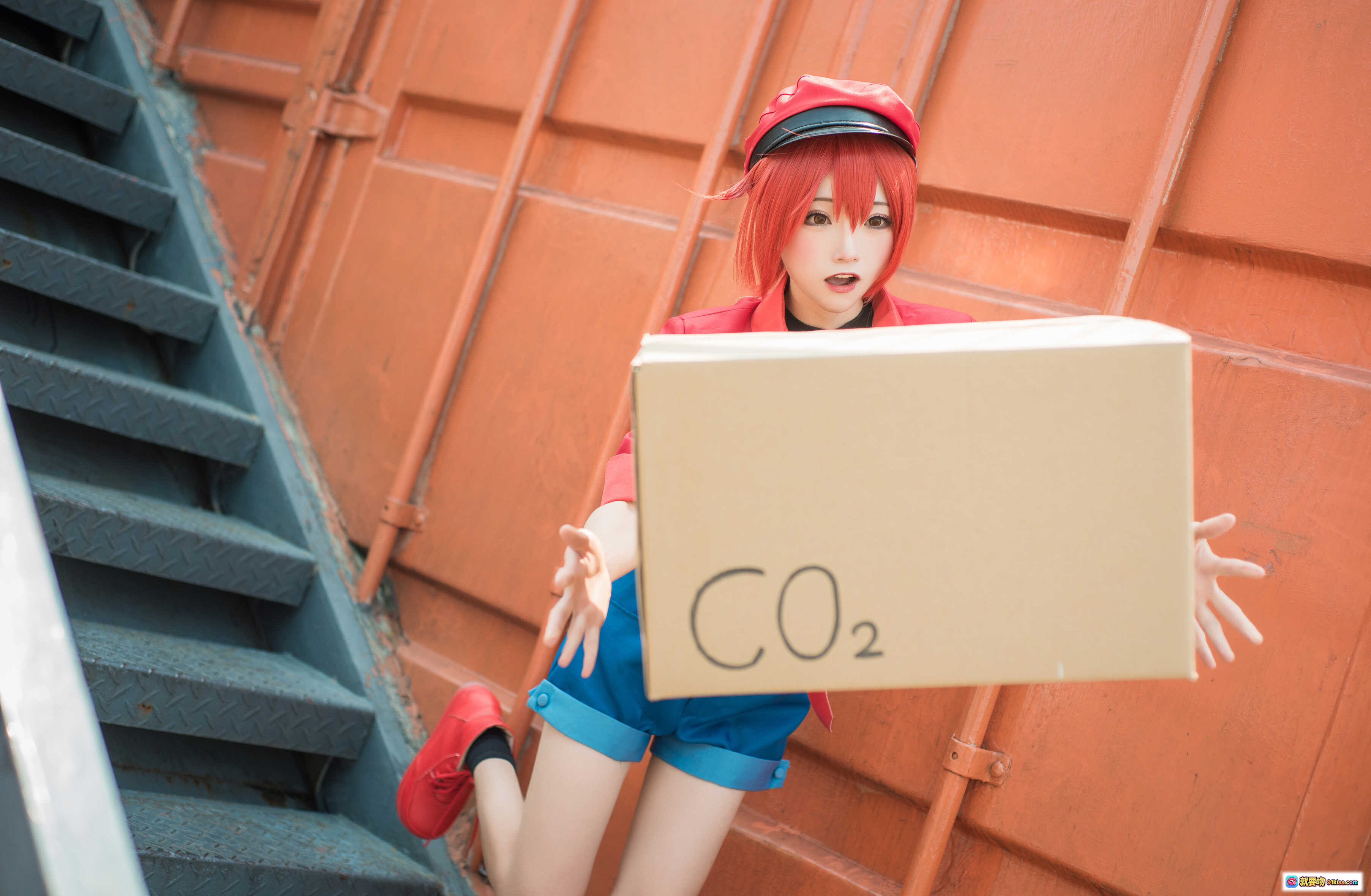 图片[2] - 工作细胞红血球cosplay Kitaro绮太郎NO.016 红发红帽蓝短裤工业风砖墙背景高还原度角色扮演写真 - 就要吻