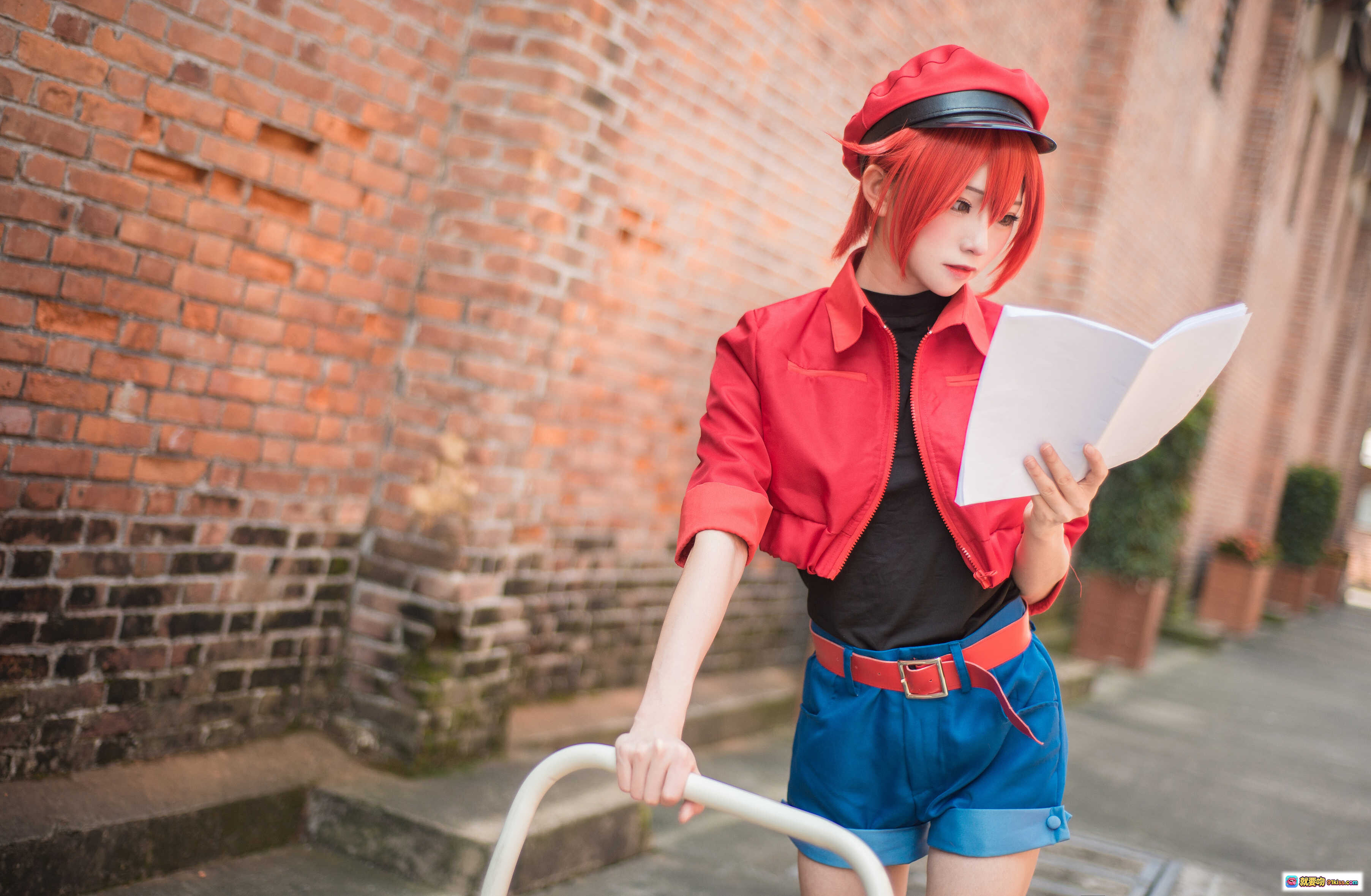 图片[6] - 工作细胞红血球cosplay Kitaro绮太郎NO.016 红发红帽蓝短裤工业风砖墙背景高还原度角色扮演写真 - 就要吻