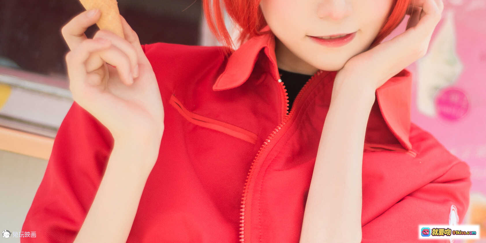 图片[3] - 工作细胞红血球cosplay Kitaro绮太郎NO.016 红发红帽蓝短裤工业风砖墙背景高还原度角色扮演写真 - 就要吻