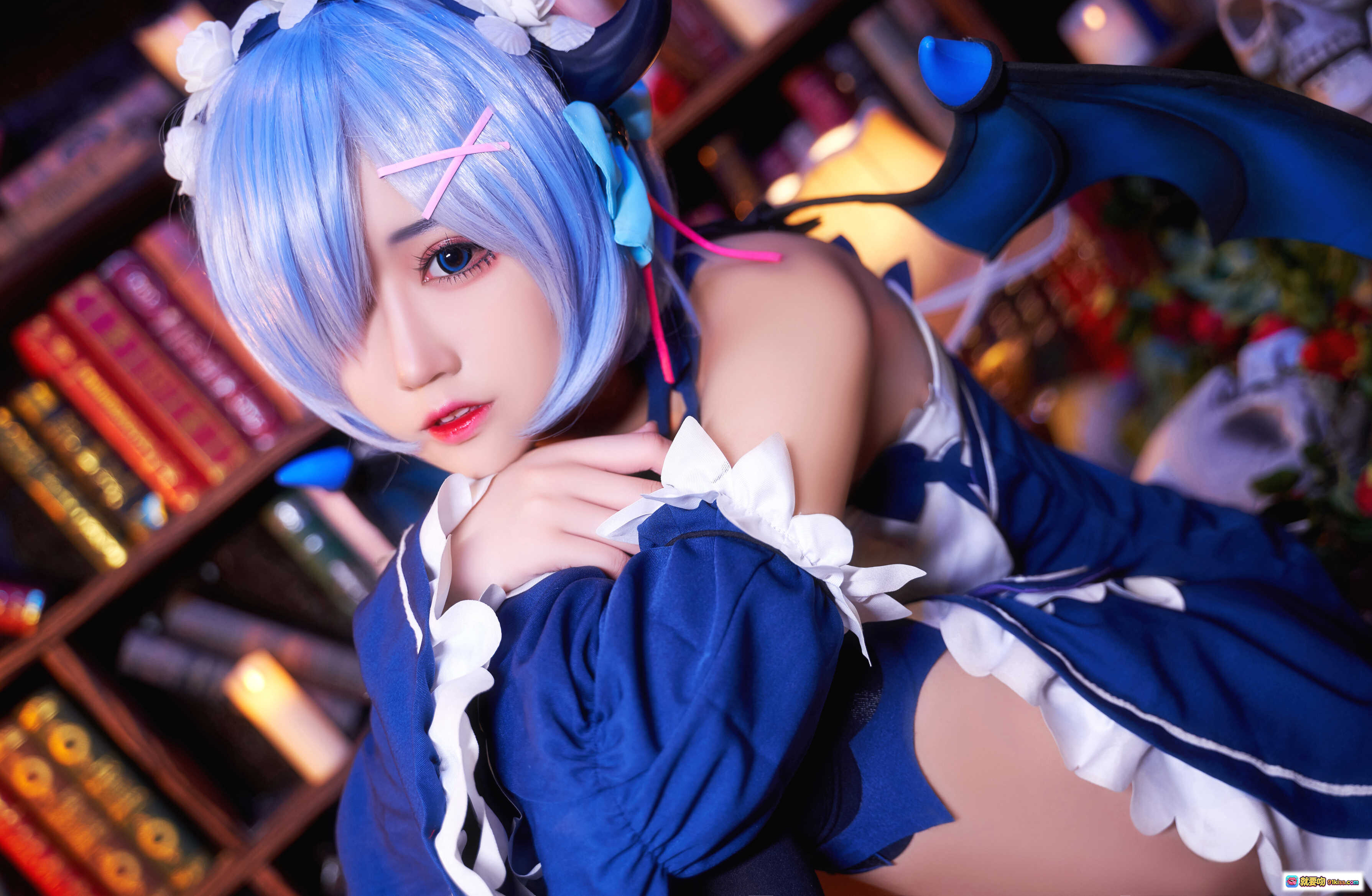 图片[1] - 猫君君_MaoJun NO.010 雷姆小恶魔cosplay 蓝发恶魔角女仆装 书架背景精致写真 23P高清图集 - 就要吻