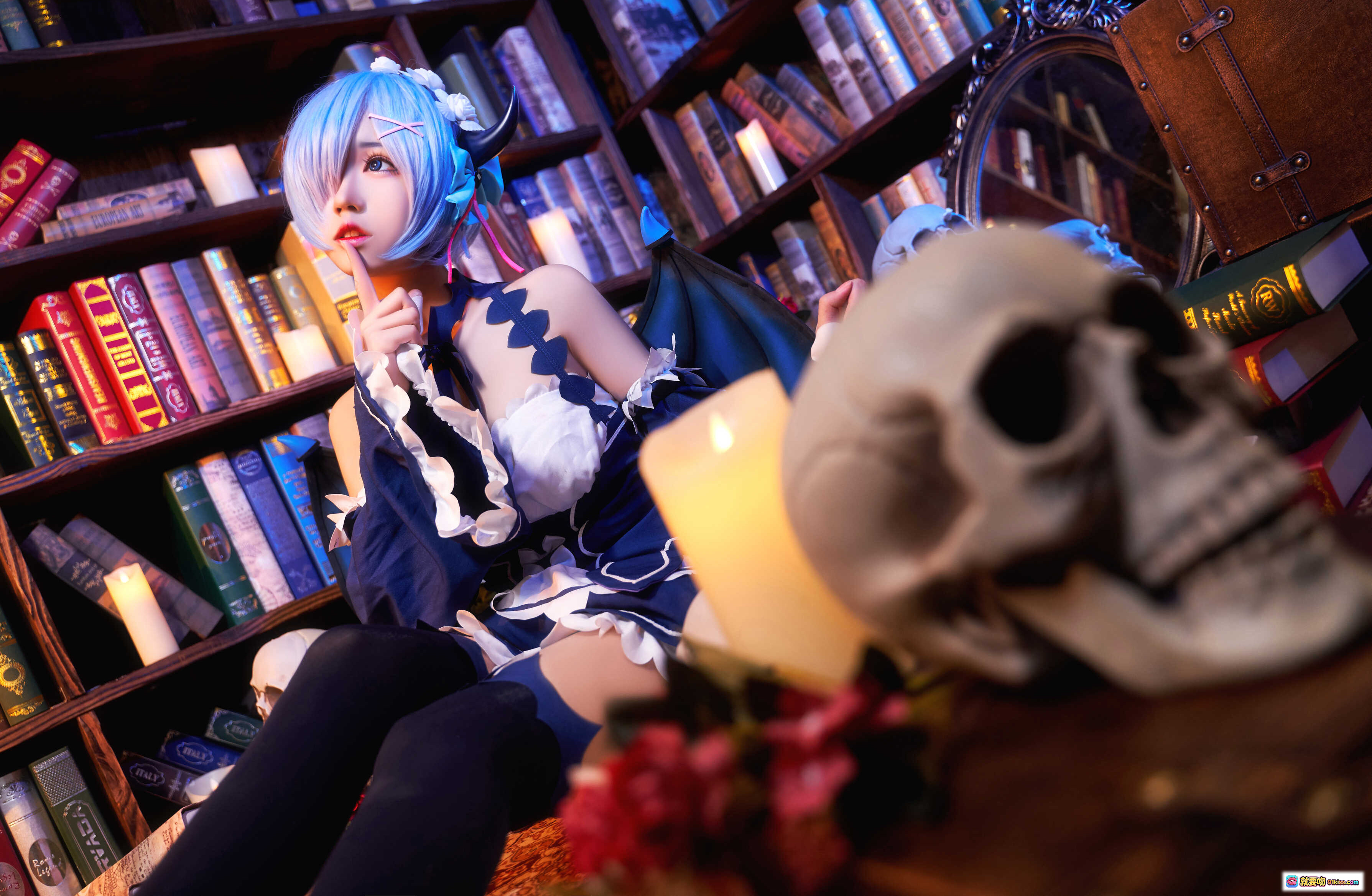 图片[9] - 猫君君_MaoJun NO.010 雷姆小恶魔cosplay 蓝发恶魔角女仆装 书架背景精致写真 23P高清图集 - 就要吻