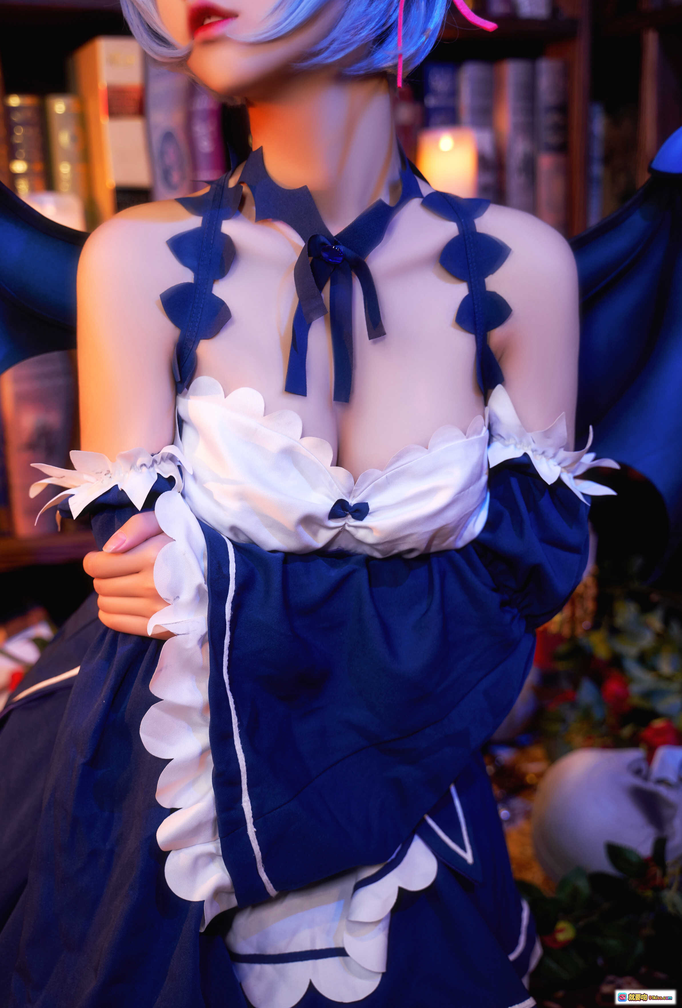 图片[8] - 猫君君_MaoJun NO.010 雷姆小恶魔cosplay 蓝发恶魔角女仆装 书架背景精致写真 23P高清图集 - 就要吻