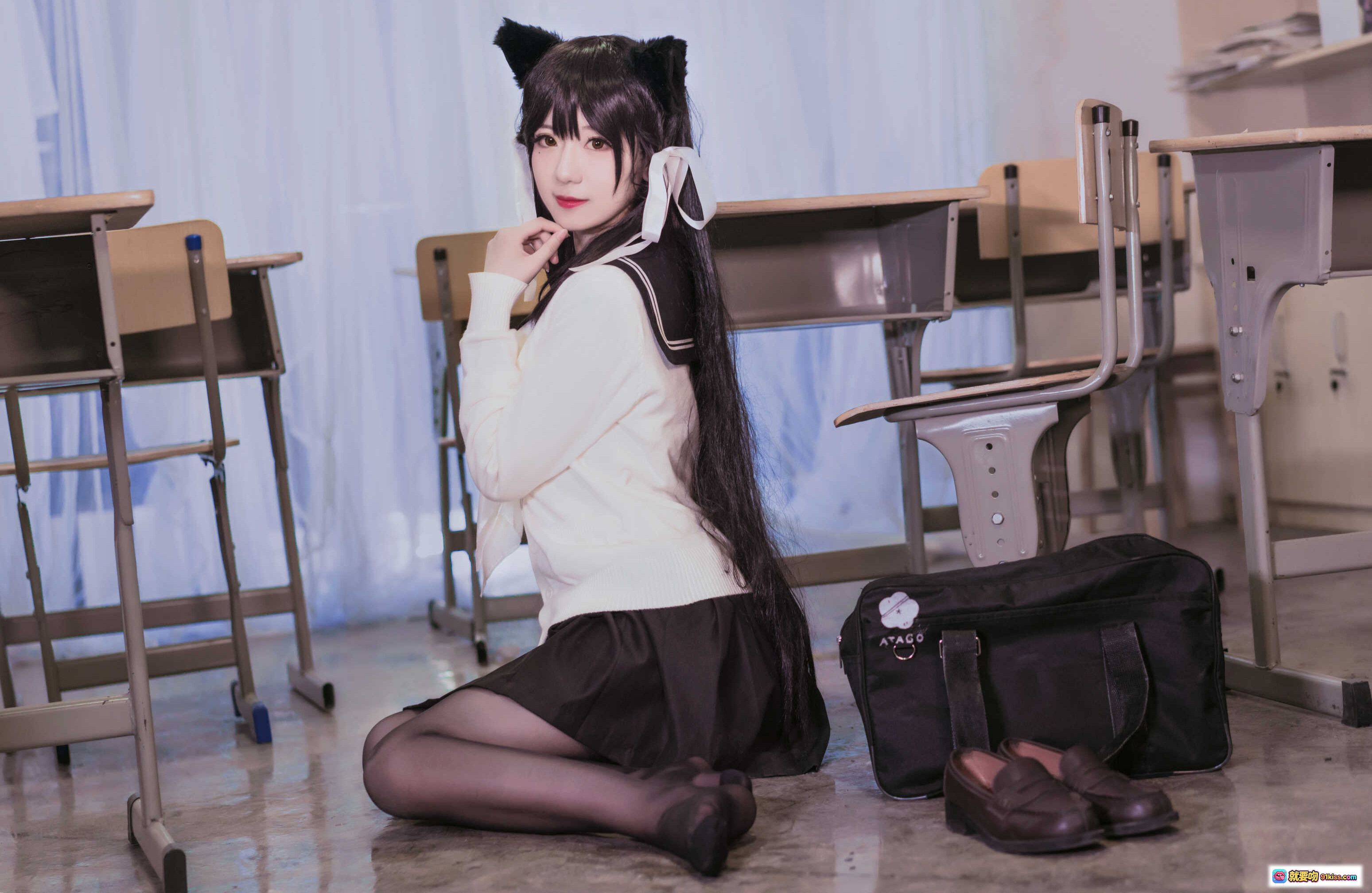 弥音音NO.005爱宕校服Cosplay写真｜猫耳黑长发少女教室跪坐姿势｜日系JK制服黑丝袜搭配书包皮鞋场景照 - 就要吻
