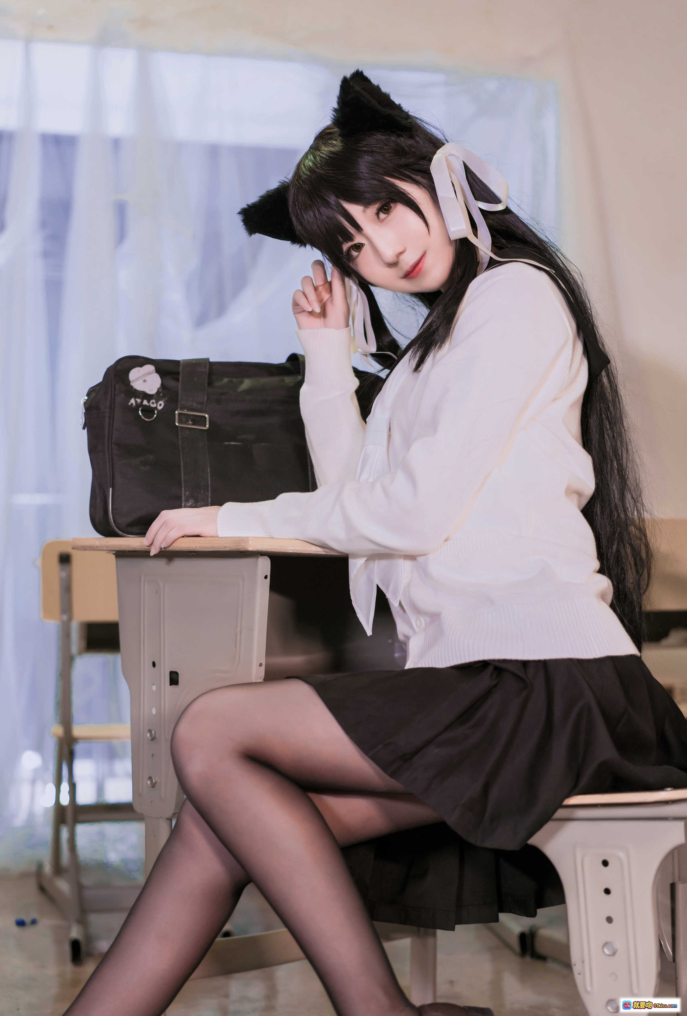 图片[9] - 弥音音NO.005爱宕校服Cosplay写真｜猫耳黑长发少女教室跪坐姿势｜日系JK制服黑丝袜搭配书包皮鞋场景照 - 就要吻