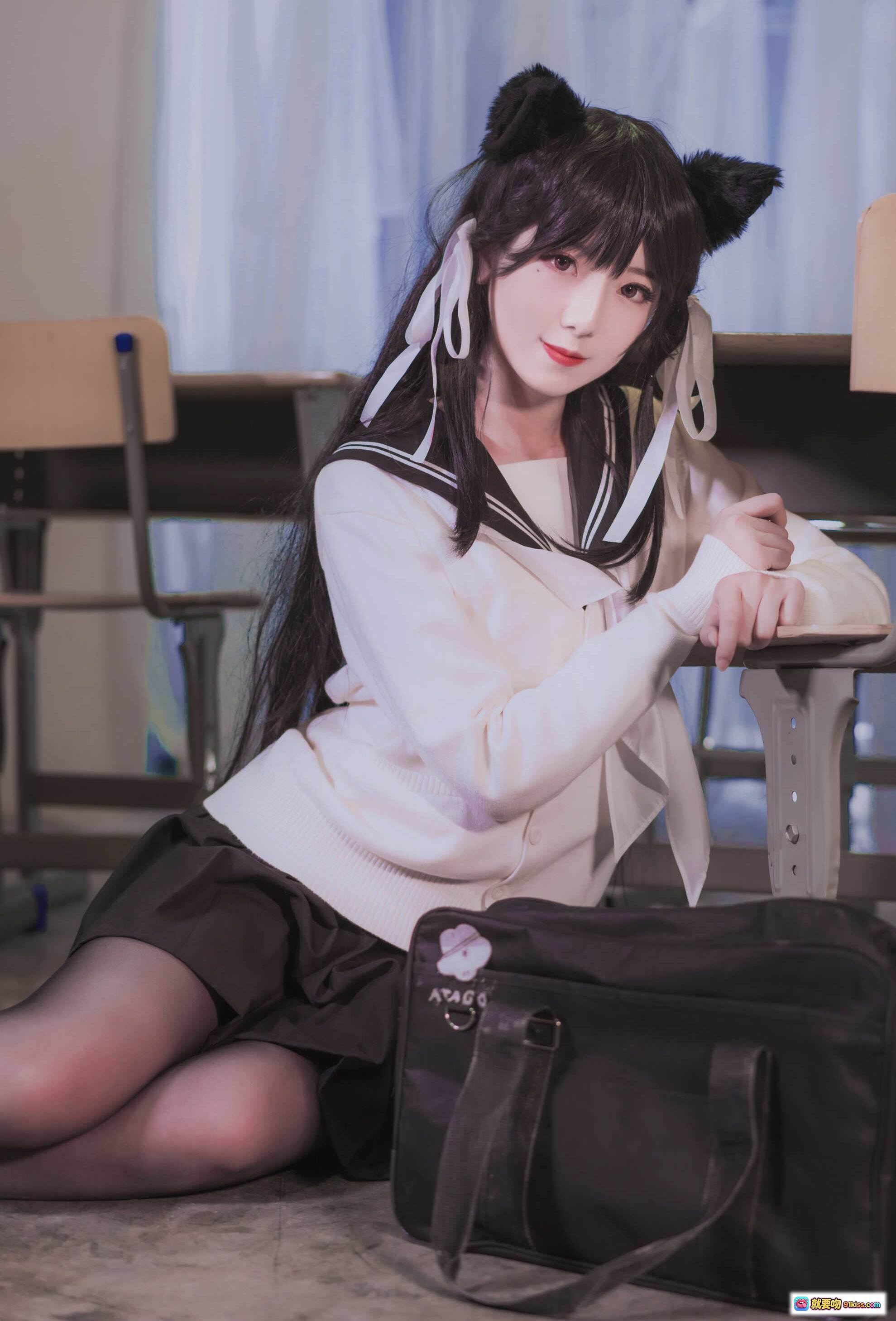 图片[7] - 弥音音NO.005爱宕校服Cosplay写真｜猫耳黑长发少女教室跪坐姿势｜日系JK制服黑丝袜搭配书包皮鞋场景照 - 就要吻