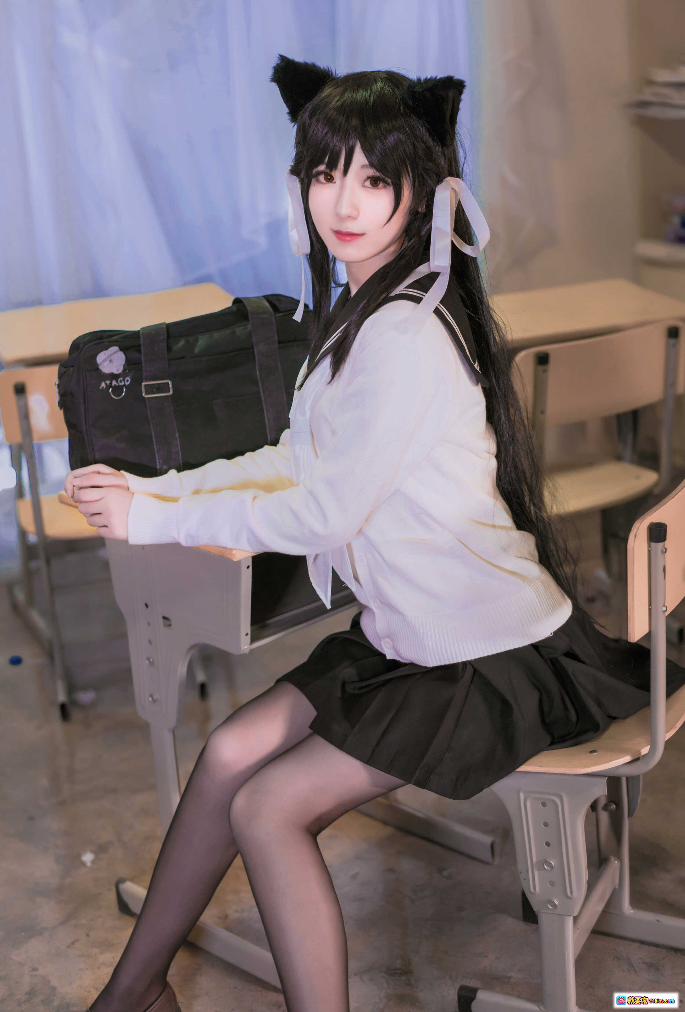 图片[6] - 弥音音NO.005爱宕校服Cosplay写真｜猫耳黑长发少女教室跪坐姿势｜日系JK制服黑丝袜搭配书包皮鞋场景照 - 就要吻