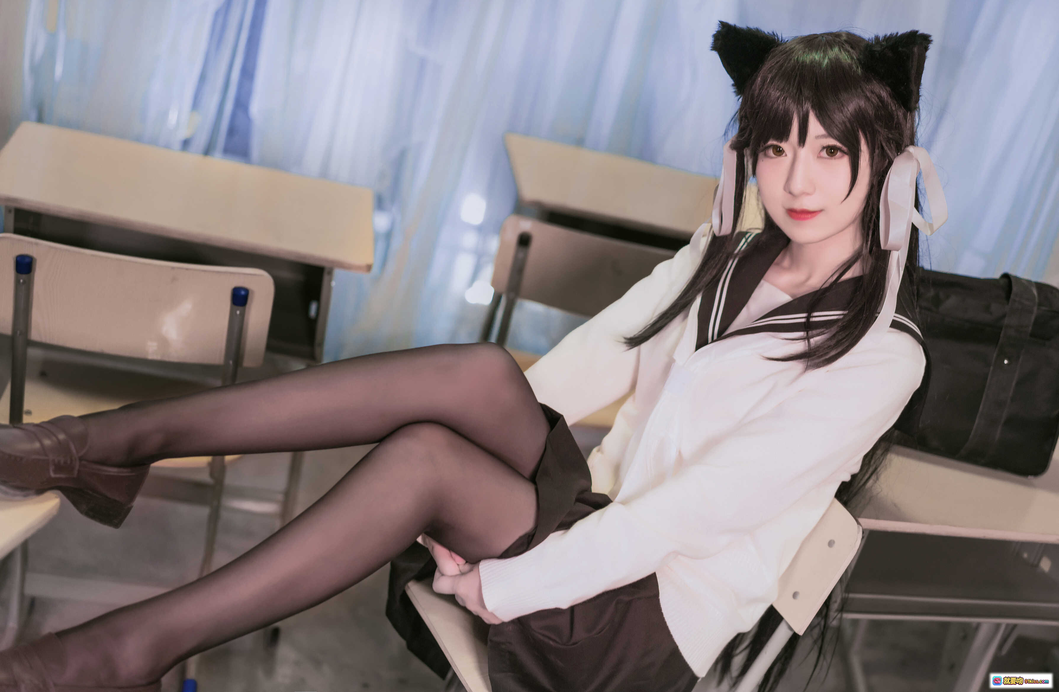 图片[10] - 弥音音NO.005爱宕校服Cosplay写真｜猫耳黑长发少女教室跪坐姿势｜日系JK制服黑丝袜搭配书包皮鞋场景照 - 就要吻