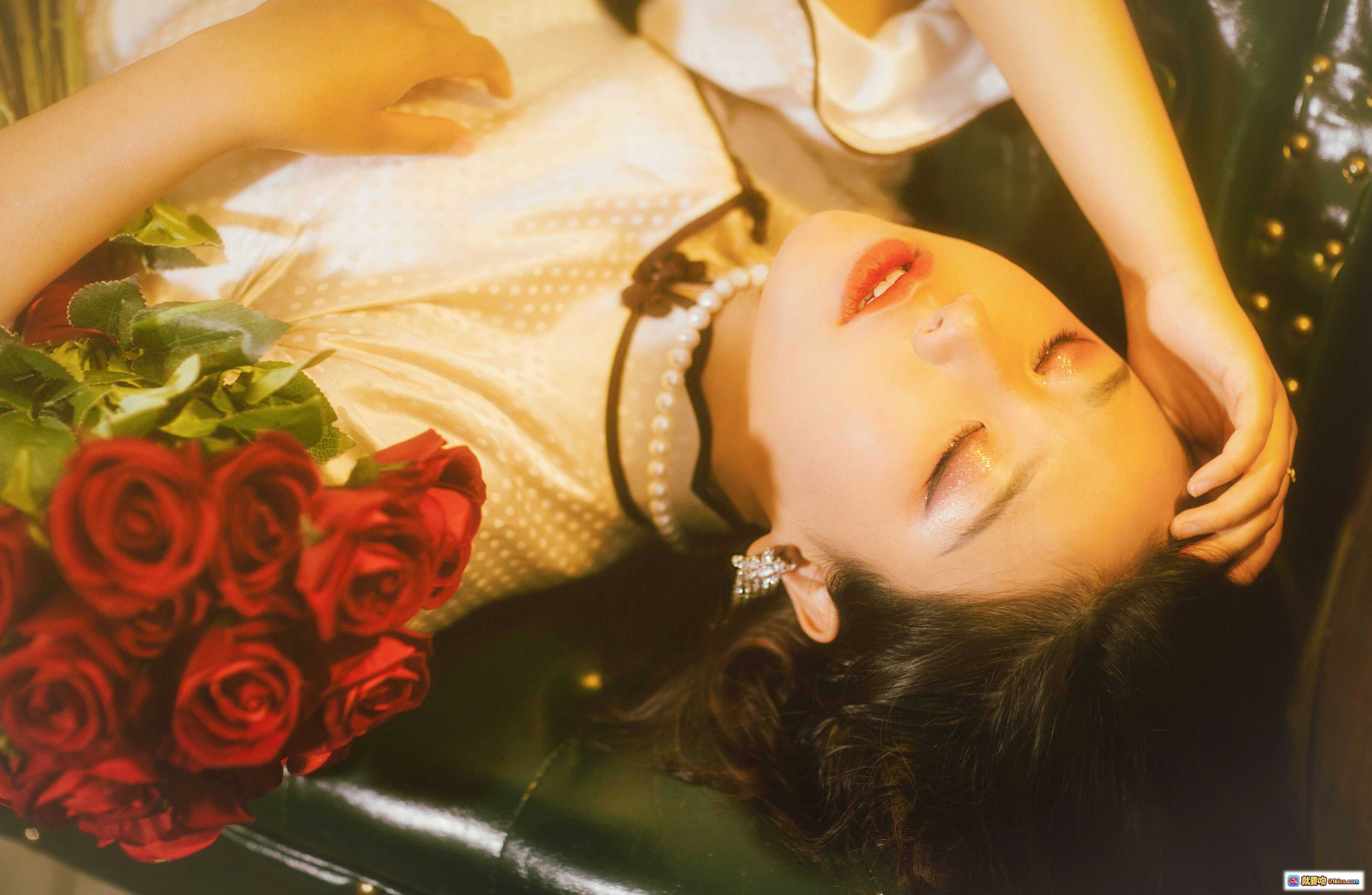 图片[7] - 穆零Mu0 NO.25 红玫瑰写真｜珍珠颈链优雅妆容｜复古暖光人像摄影｜精致耳饰搭配｜浪漫氛围感大片 - 就要吻