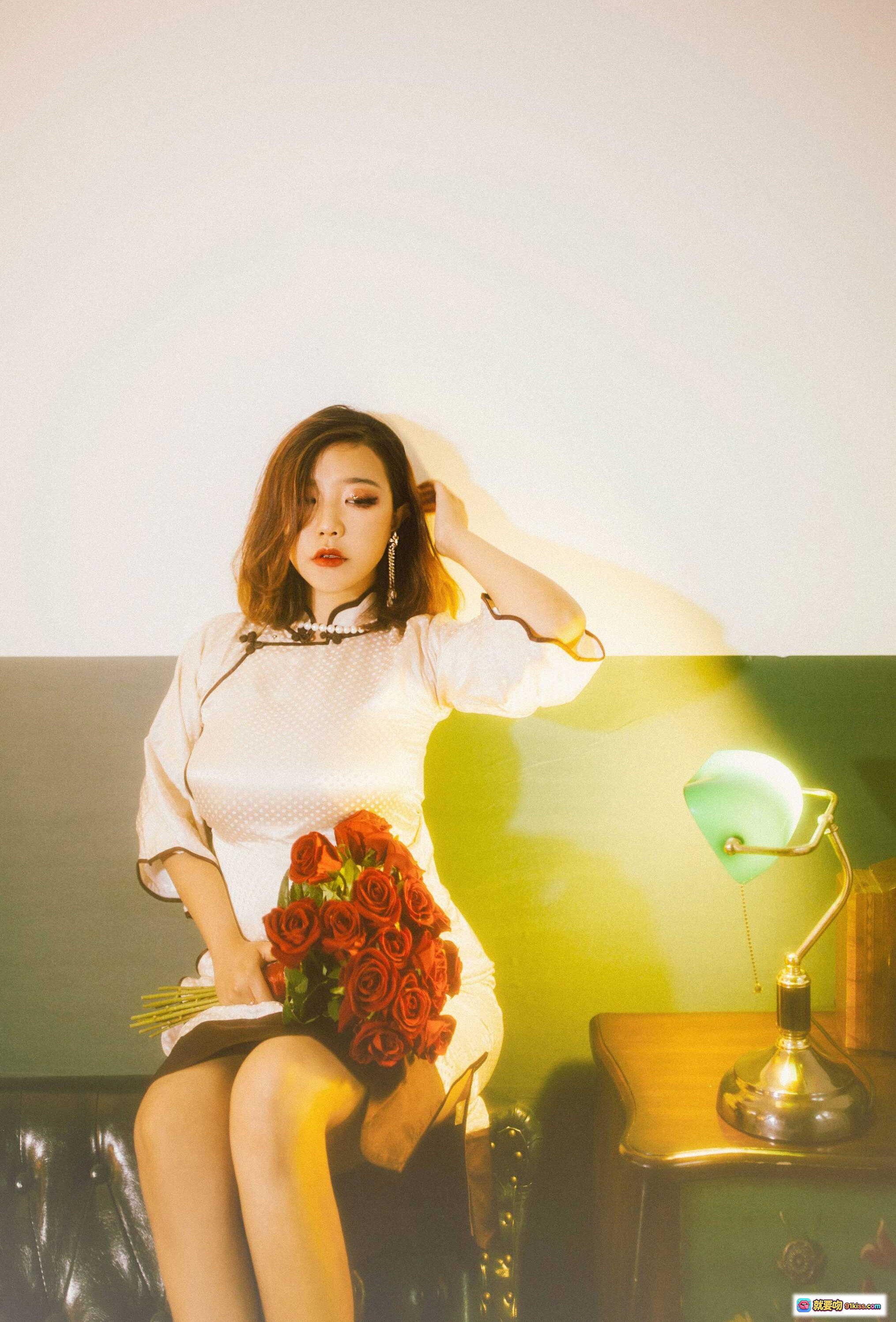 图片[3] - 穆零Mu0 NO.25 红玫瑰写真｜珍珠颈链优雅妆容｜复古暖光人像摄影｜精致耳饰搭配｜浪漫氛围感大片 - 就要吻