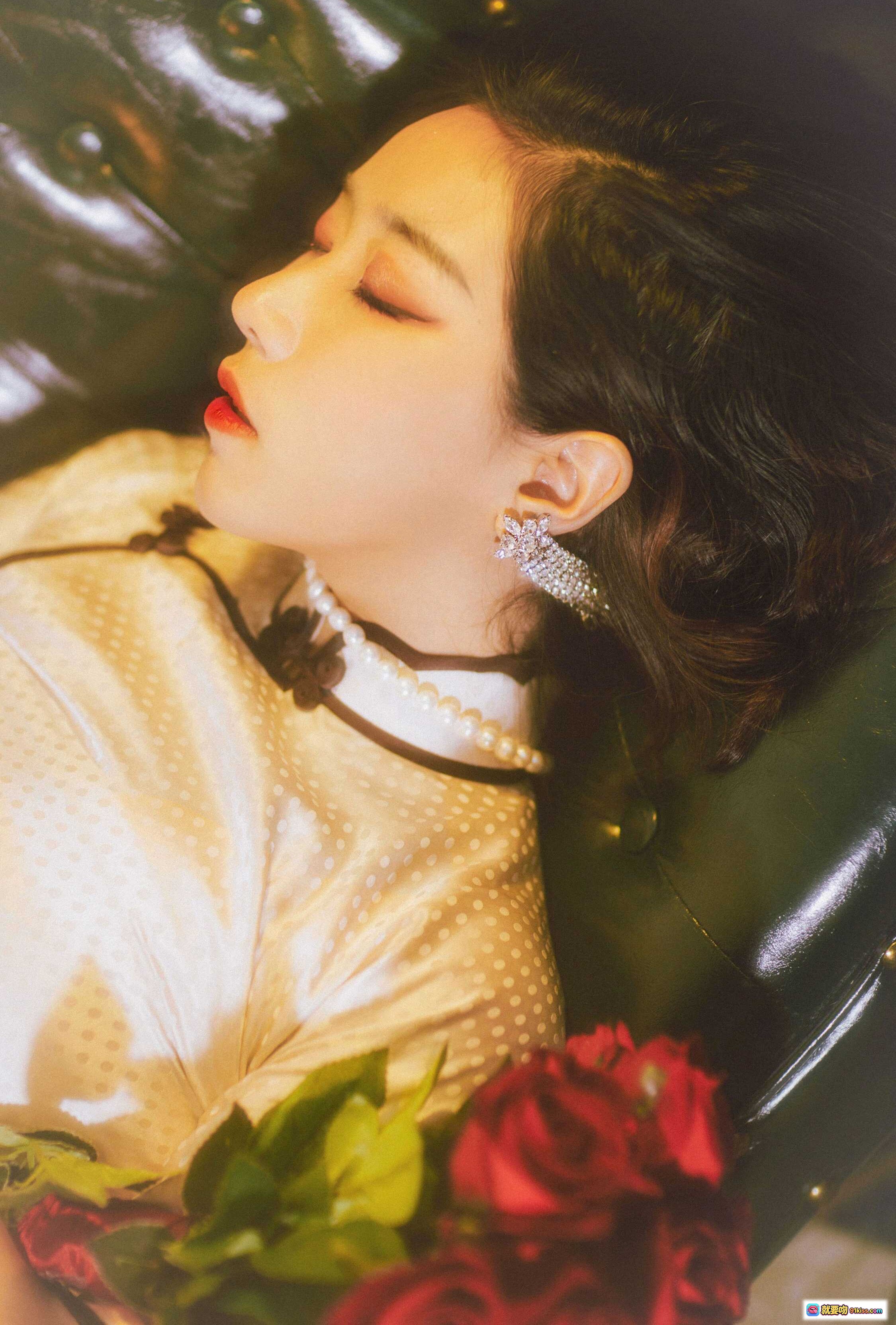 图片[10] - 穆零Mu0 NO.25 红玫瑰写真｜珍珠颈链优雅妆容｜复古暖光人像摄影｜精致耳饰搭配｜浪漫氛围感大片 - 就要吻