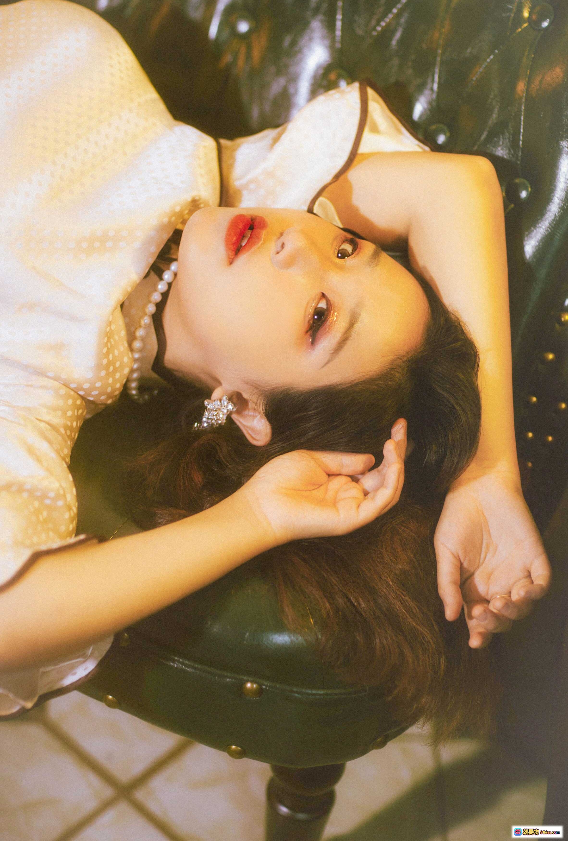 图片[8] - 穆零Mu0 NO.25 红玫瑰写真｜珍珠颈链优雅妆容｜复古暖光人像摄影｜精致耳饰搭配｜浪漫氛围感大片 - 就要吻