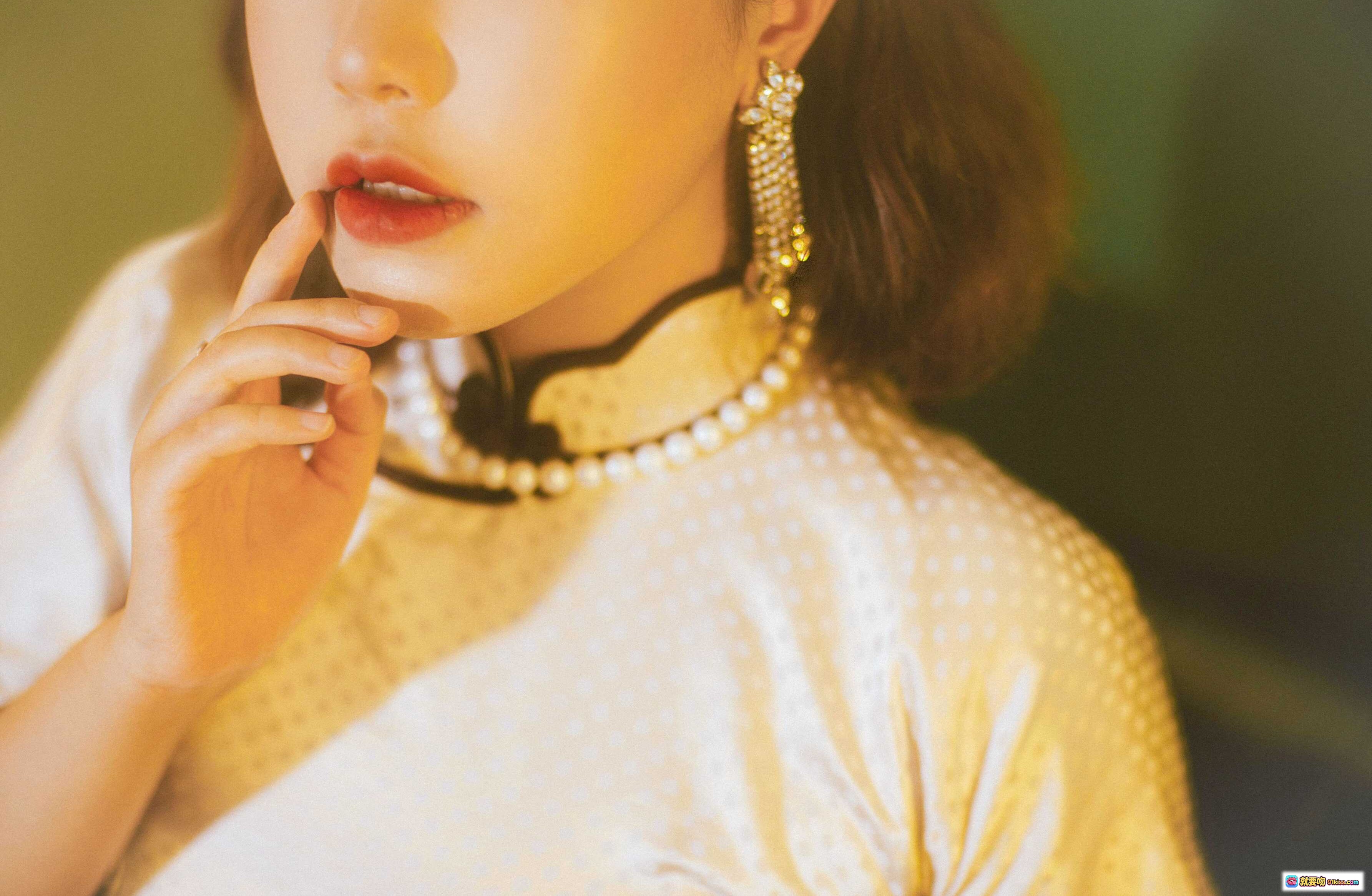 图片[2] - 穆零Mu0 NO.25 红玫瑰写真｜珍珠颈链优雅妆容｜复古暖光人像摄影｜精致耳饰搭配｜浪漫氛围感大片 - 就要吻