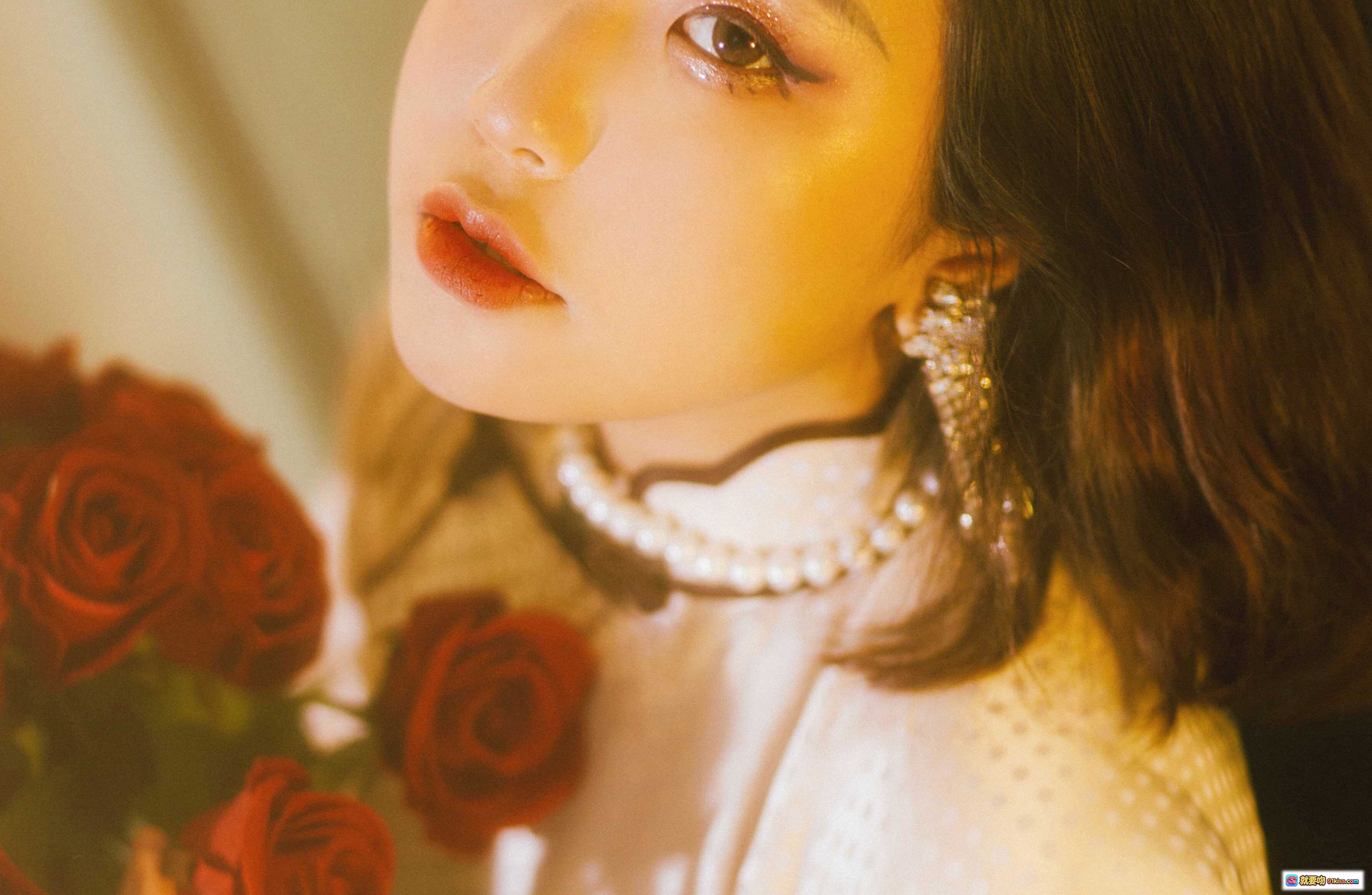 图片[1] - 穆零Mu0 NO.25 红玫瑰写真｜珍珠颈链优雅妆容｜复古暖光人像摄影｜精致耳饰搭配｜浪漫氛围感大片 - 就要吻