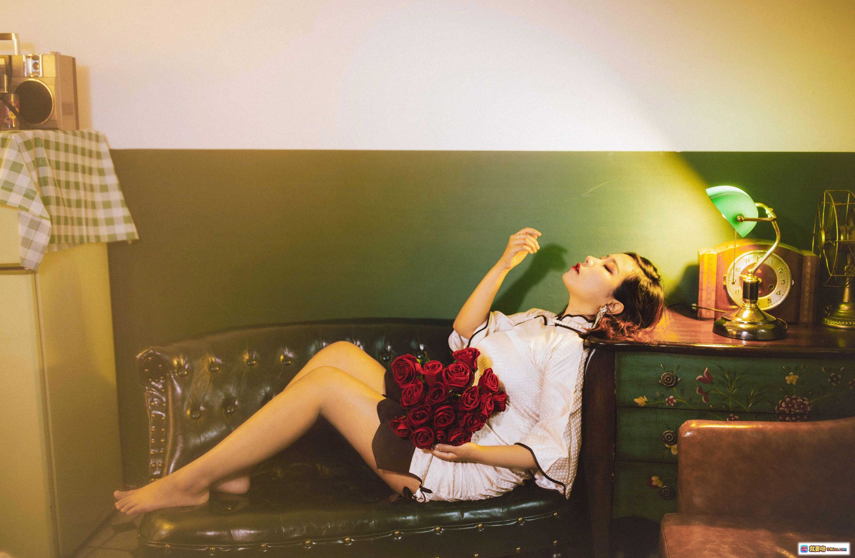 图片[9] - 穆零Mu0 NO.25 红玫瑰写真｜珍珠颈链优雅妆容｜复古暖光人像摄影｜精致耳饰搭配｜浪漫氛围感大片 - 就要吻