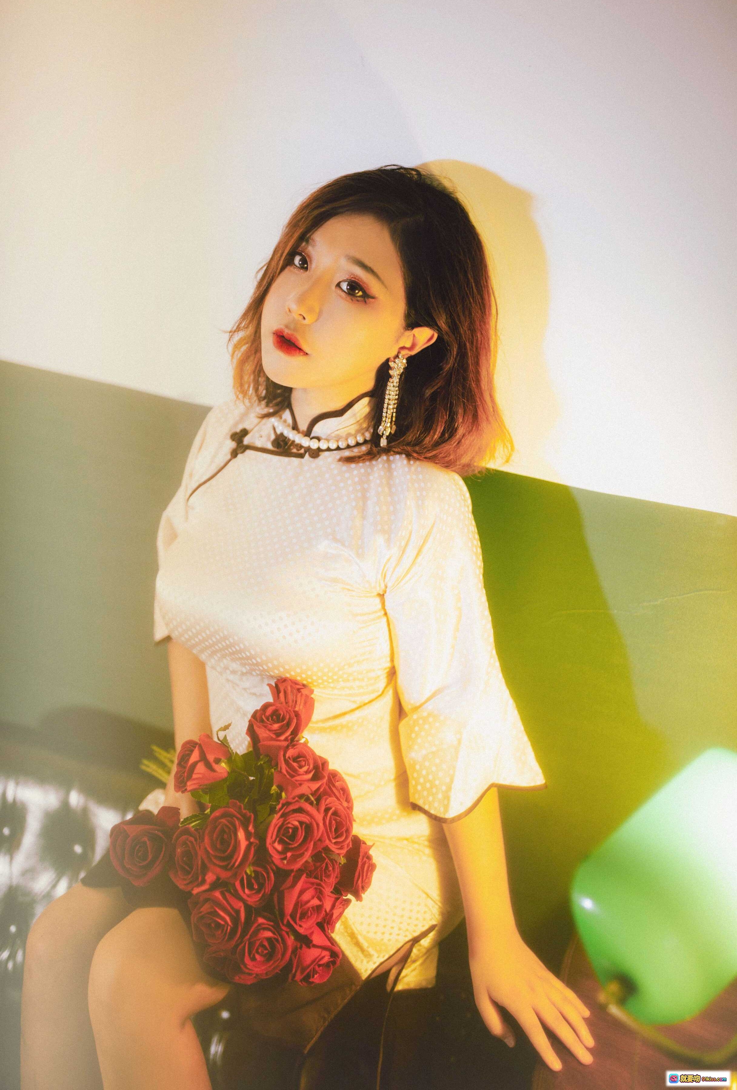 图片[5] - 穆零Mu0 NO.25 红玫瑰写真｜珍珠颈链优雅妆容｜复古暖光人像摄影｜精致耳饰搭配｜浪漫氛围感大片 - 就要吻