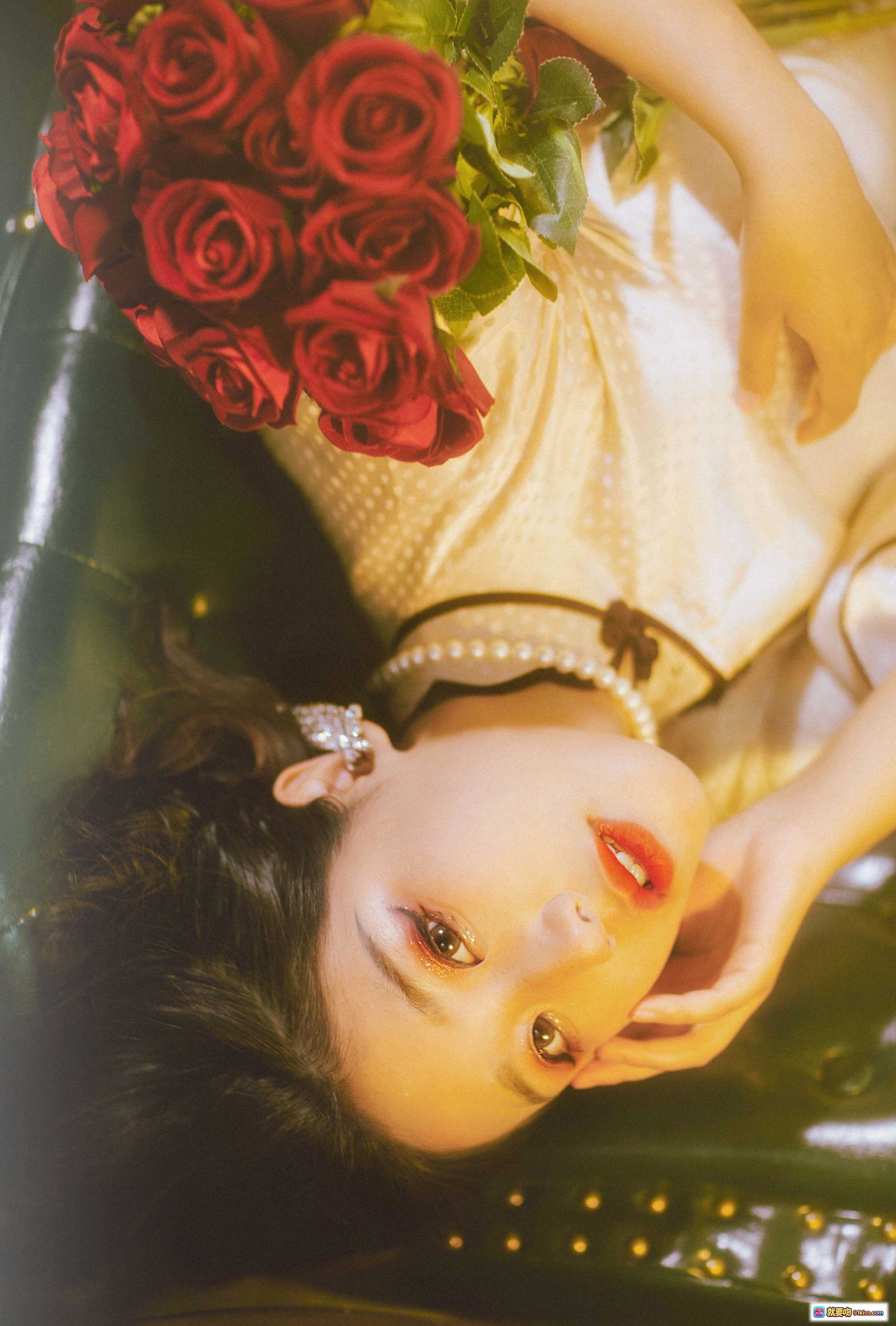 图片[4] - 穆零Mu0 NO.25 红玫瑰写真｜珍珠颈链优雅妆容｜复古暖光人像摄影｜精致耳饰搭配｜浪漫氛围感大片 - 就要吻