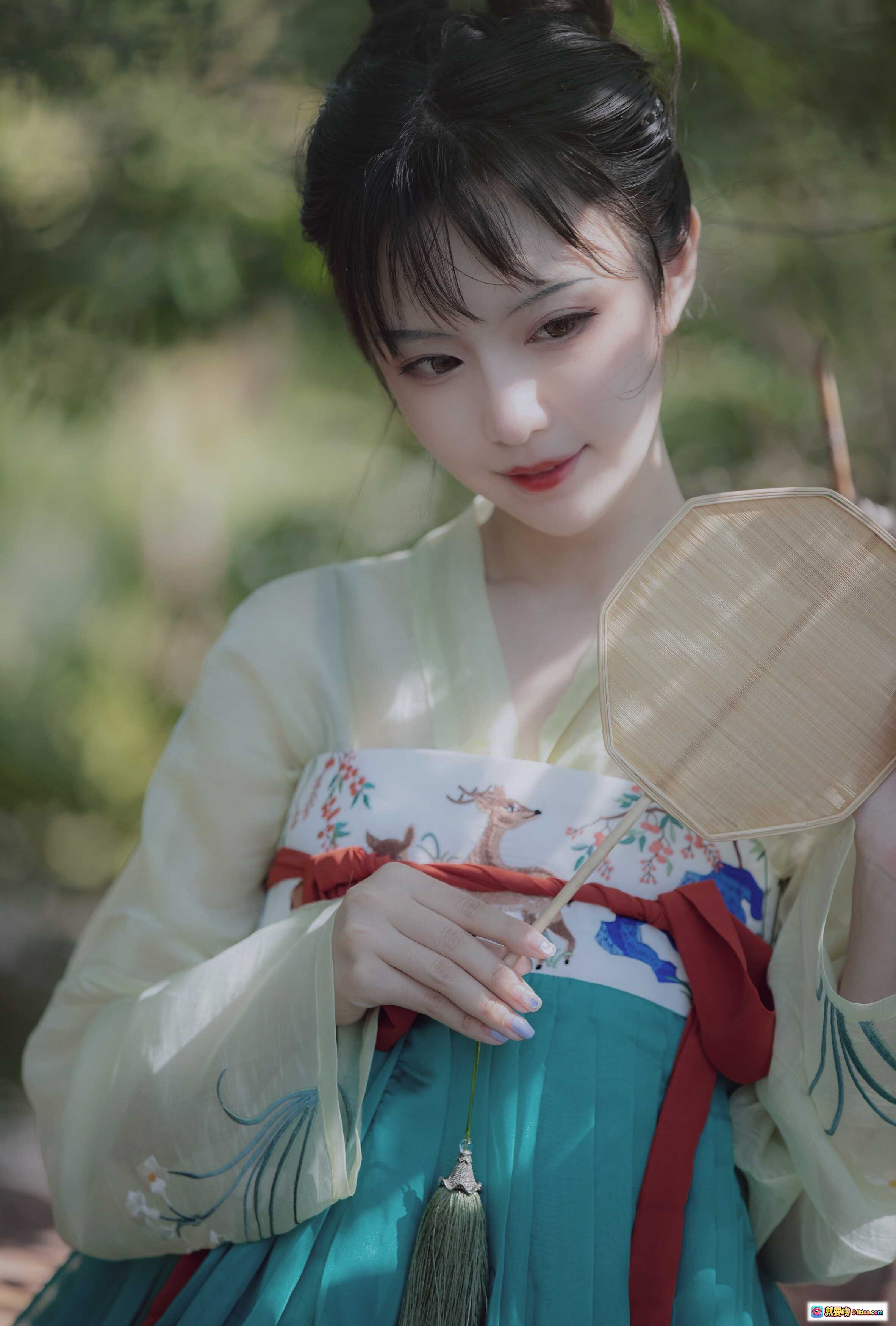 Shika小鹿鹿NO.062中秋古风写真｜汉服少女持竹扇｜青绿裙装鹿纹腰带｜自然光柔美氛围感人像 - 就要吻